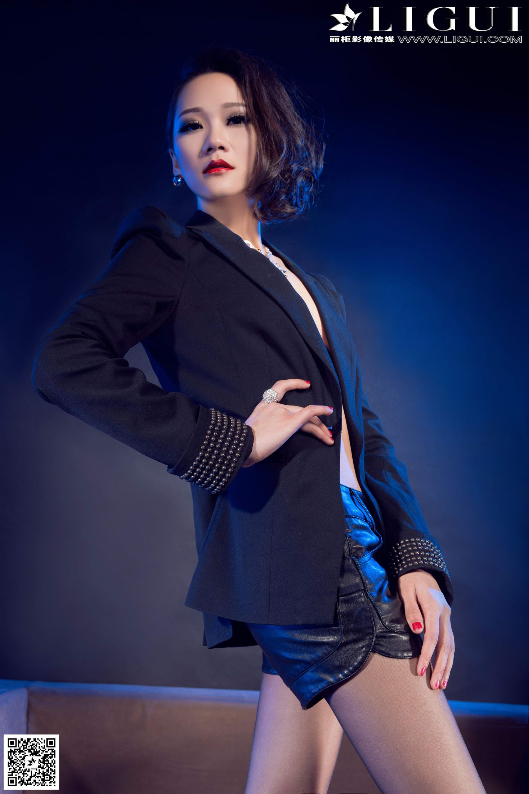 Model 曼蒂《灰丝高跟女王》上中下全集  美腿玉足写真图片-图1