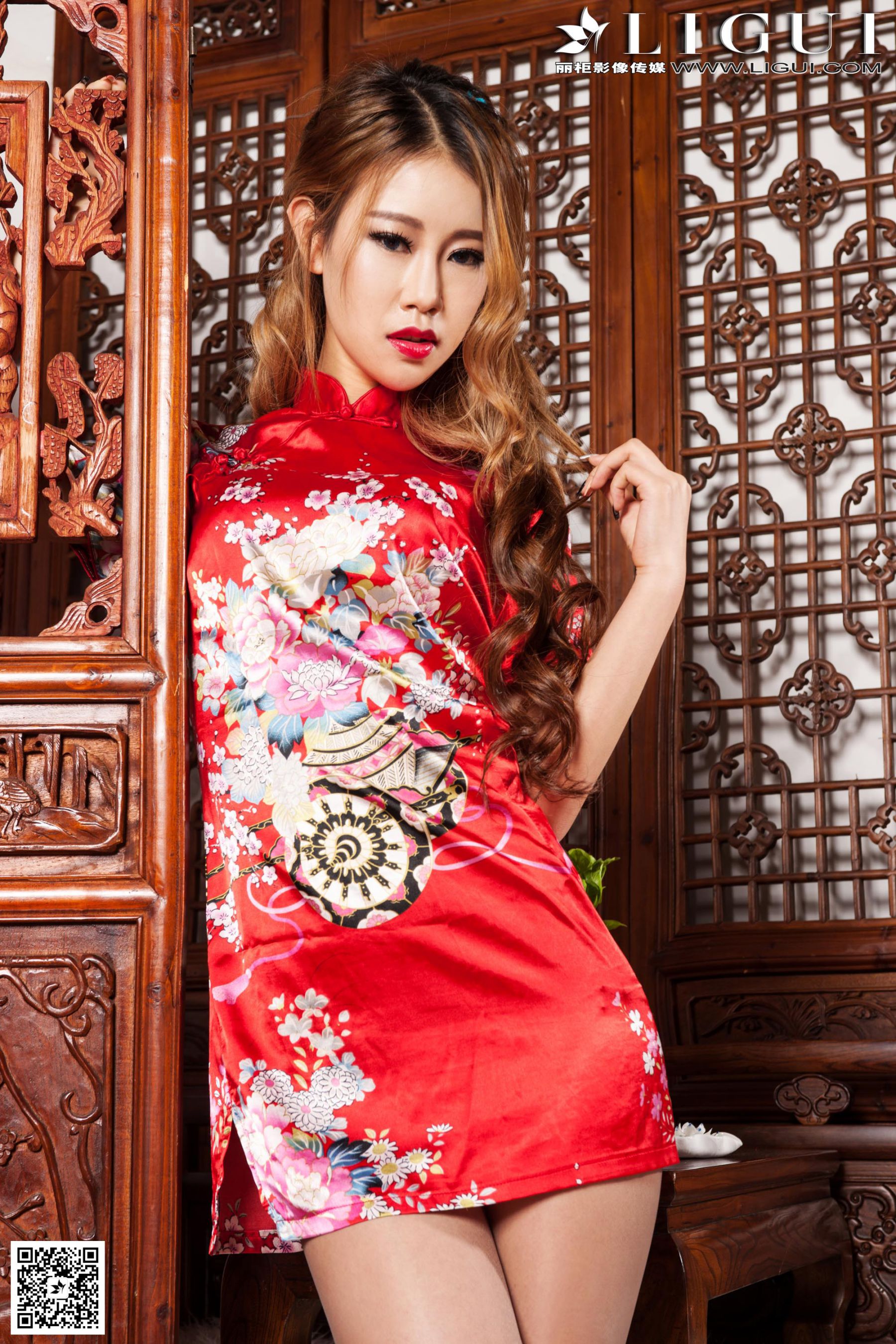 Model 语寒《新年旗袍丝足高跟》上下全集  美腿玉足写真图片-图0