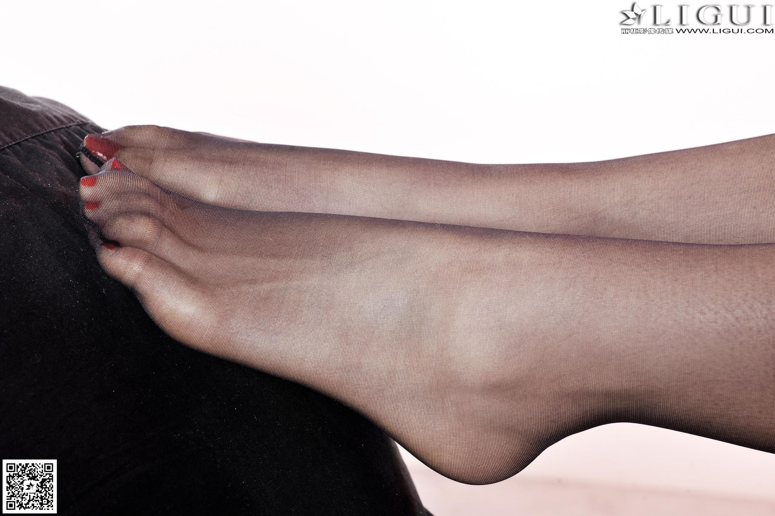 Model 允儿《超短连衣裙黑丝美足》美腿玉足写真图片-图37