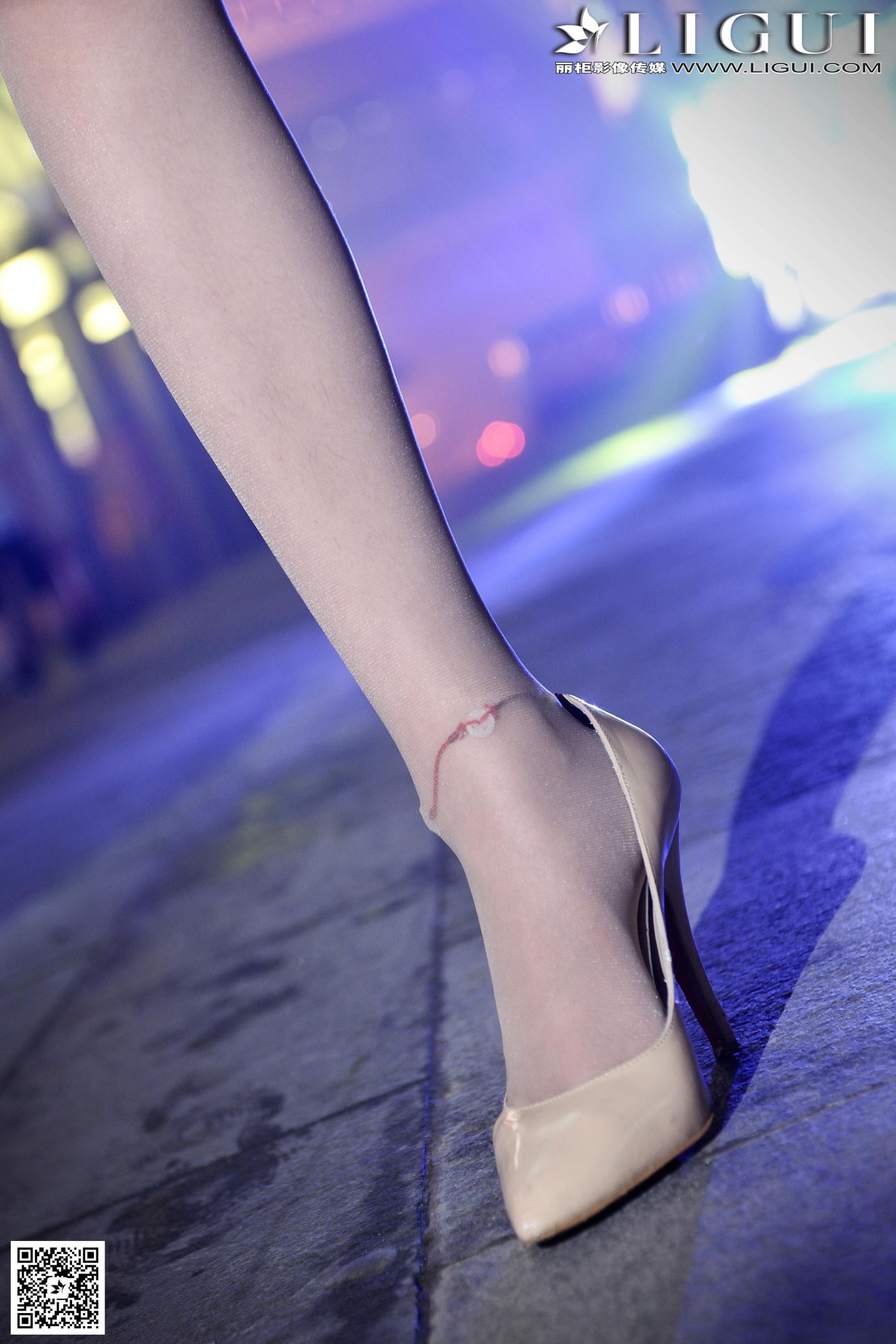 Model 凌凌《超短裙街拍高跟美足》美腿玉足写真图片-图12