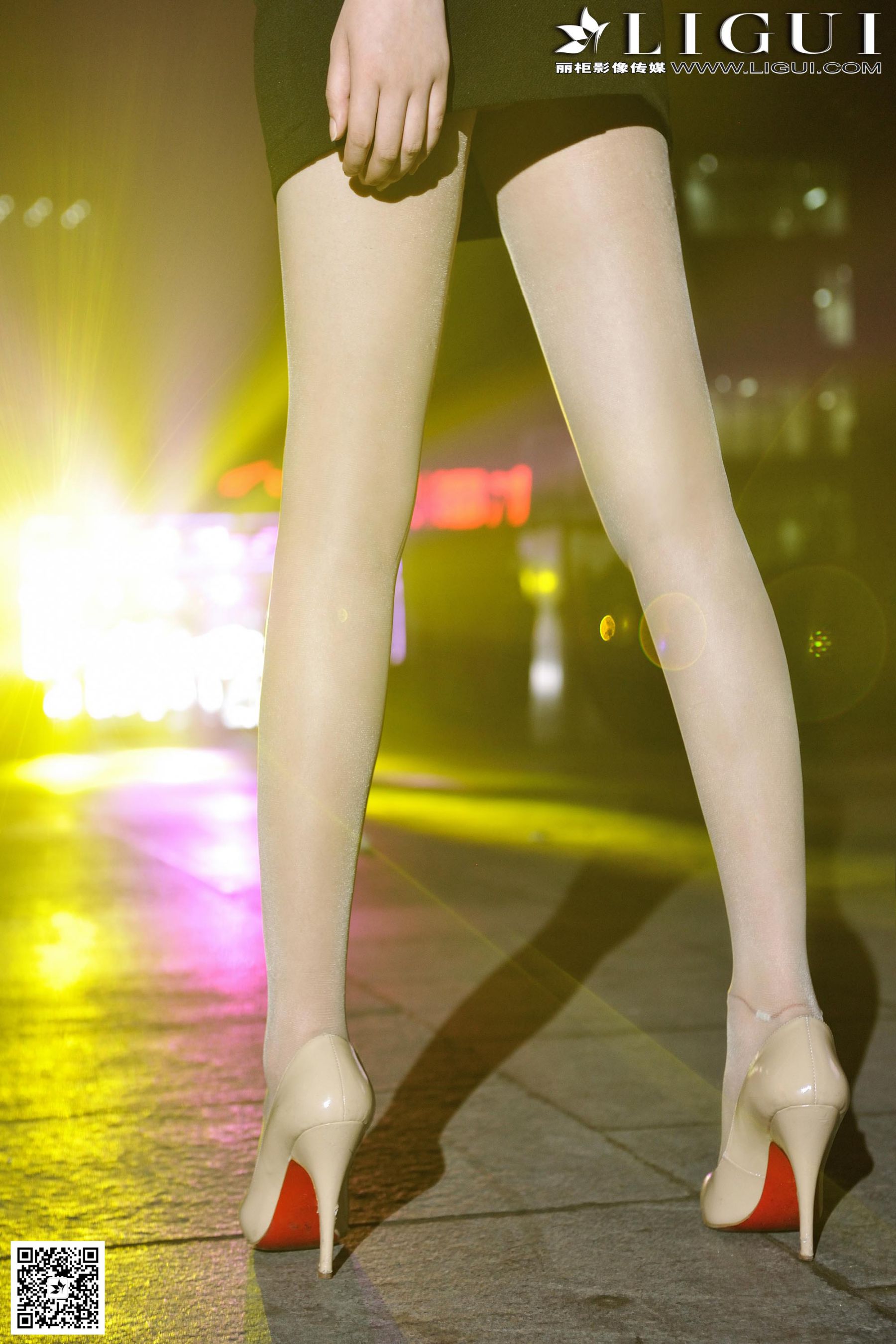 Model 凌凌《超短裙街拍高跟美足》美腿玉足写真图片-图18