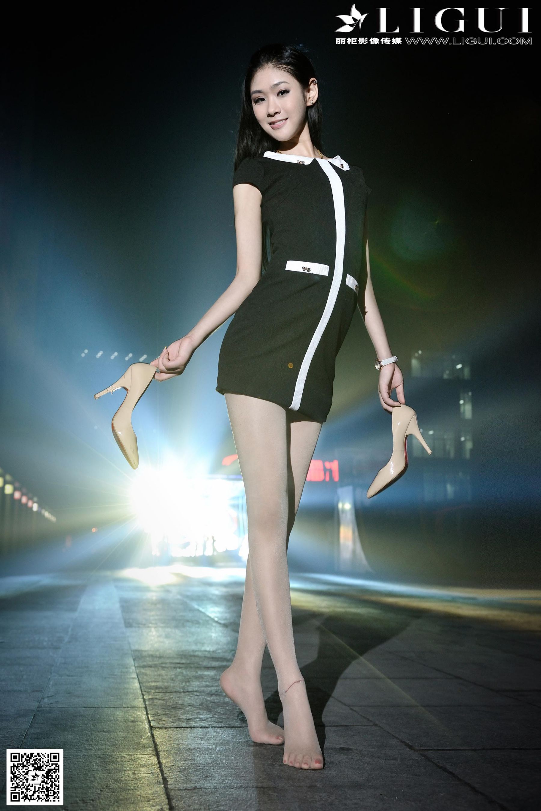 Model 凌凌《超短裙街拍高跟美足》美腿玉足写真图片-图29