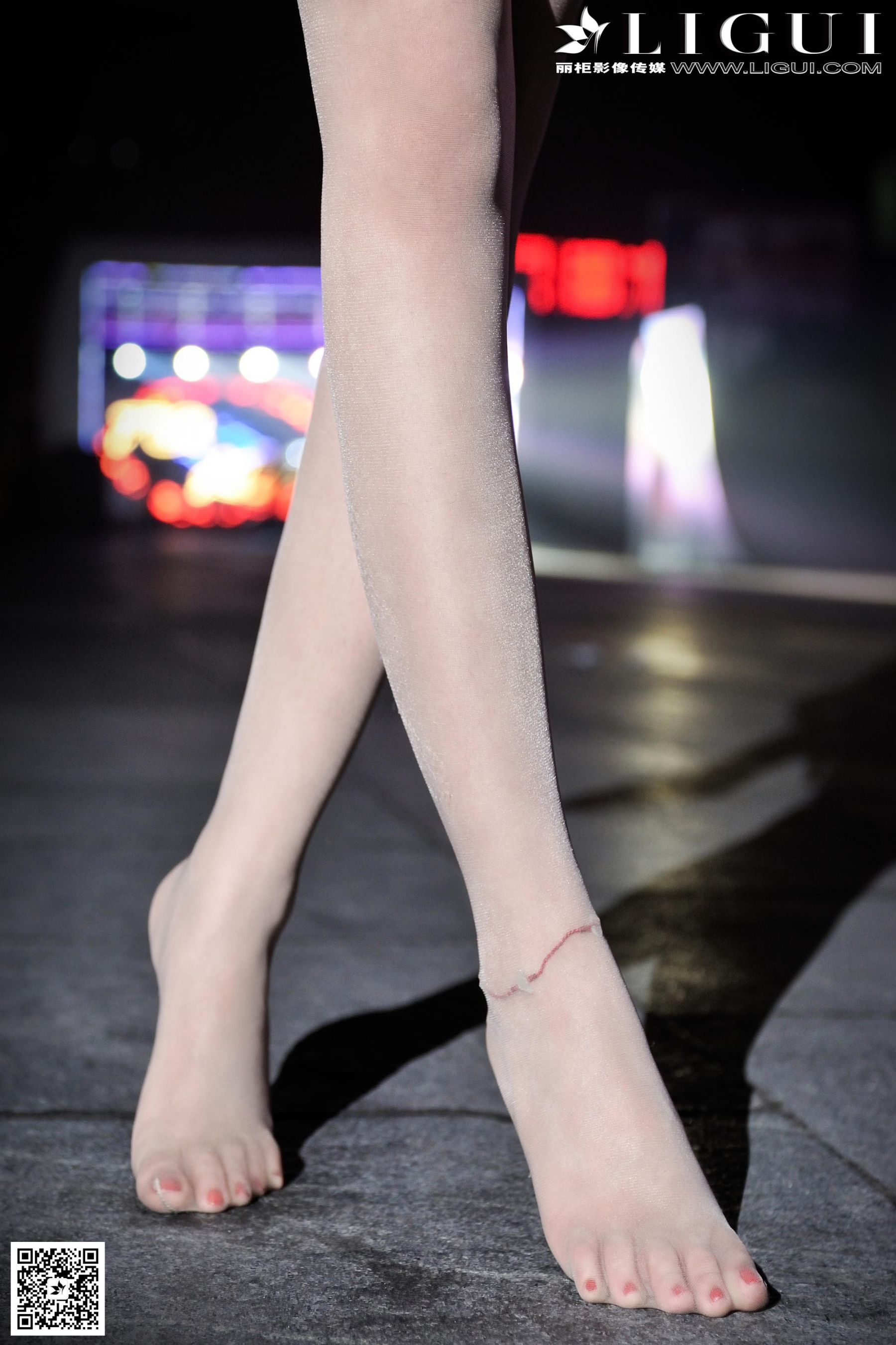 Model 凌凌《超短裙街拍高跟美足》美腿玉足写真图片-图31