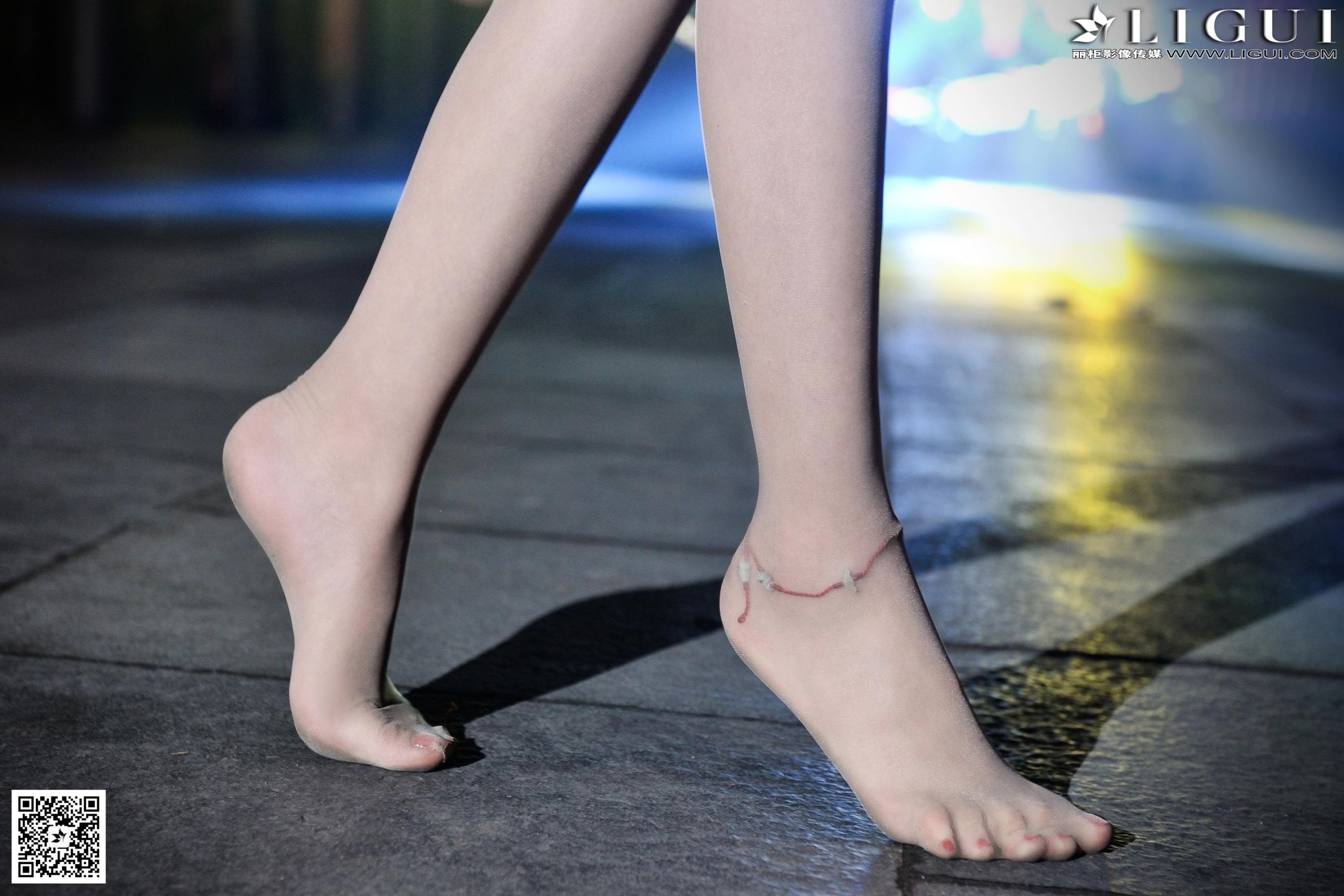 Model 凌凌《超短裙街拍高跟美足》美腿玉足写真图片-图39