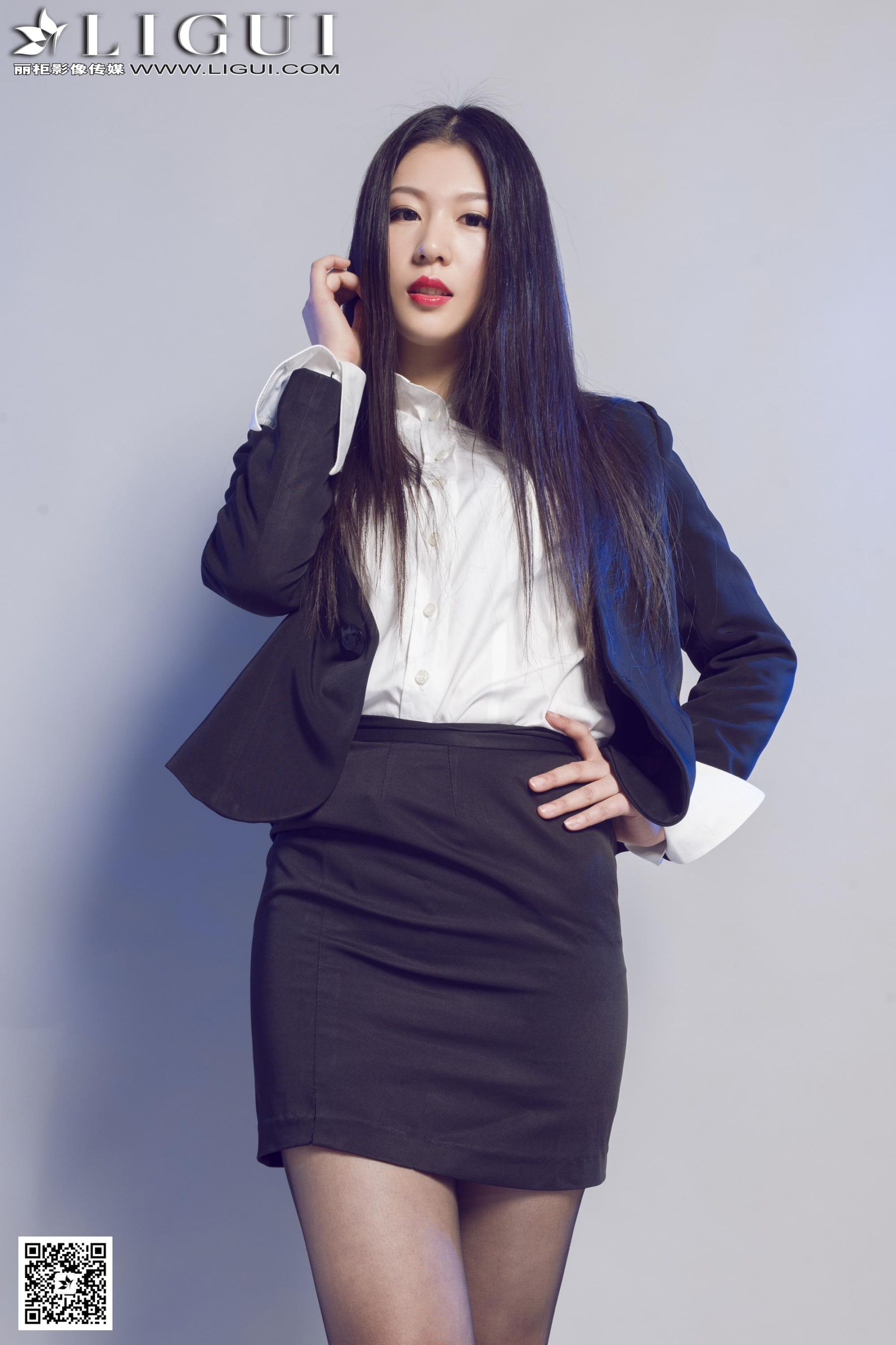 Model 佳怡《灰丝高跟秘书》上下全集  美腿玉足写真图片-图0