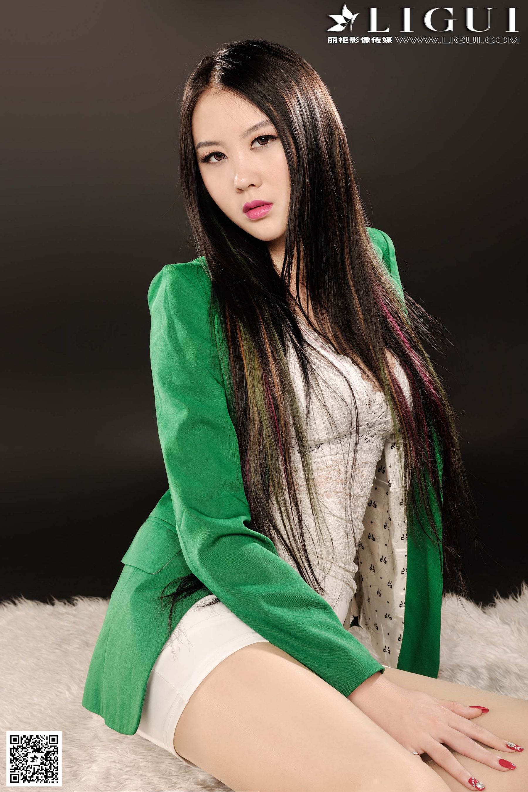 Model 菲菲《绿色职业装丽人丝足》美腿玉足写真图片-图16