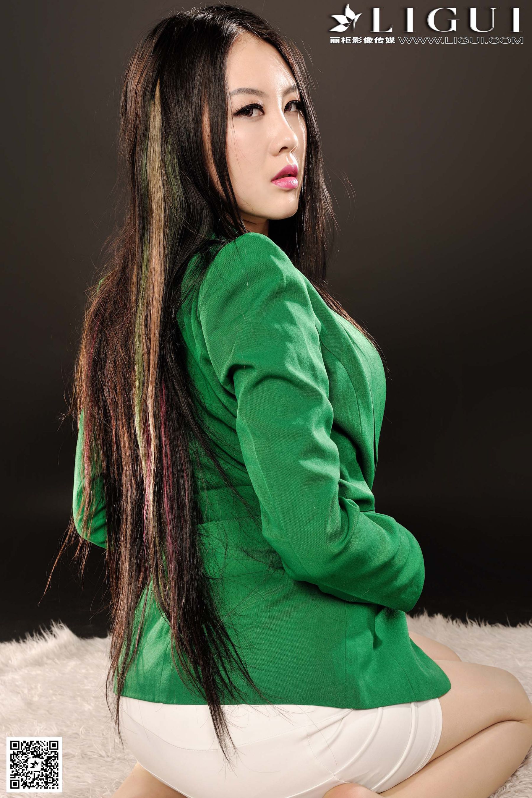 Model 菲菲《绿色职业装丽人丝足》美腿玉足写真图片-图48