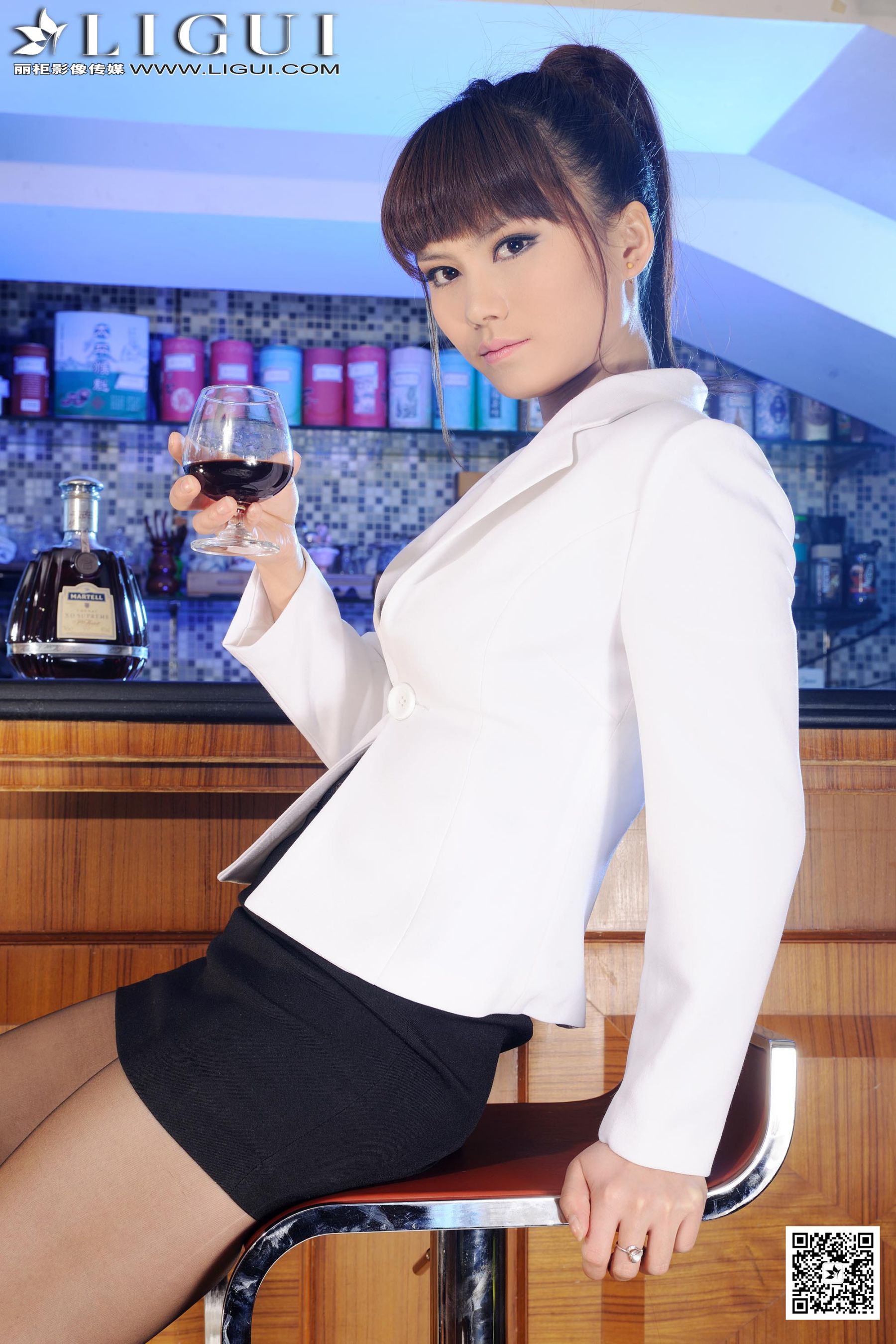 Model 晴晴《吧台灰丝湿足》  美腿玉足写真图片-图2