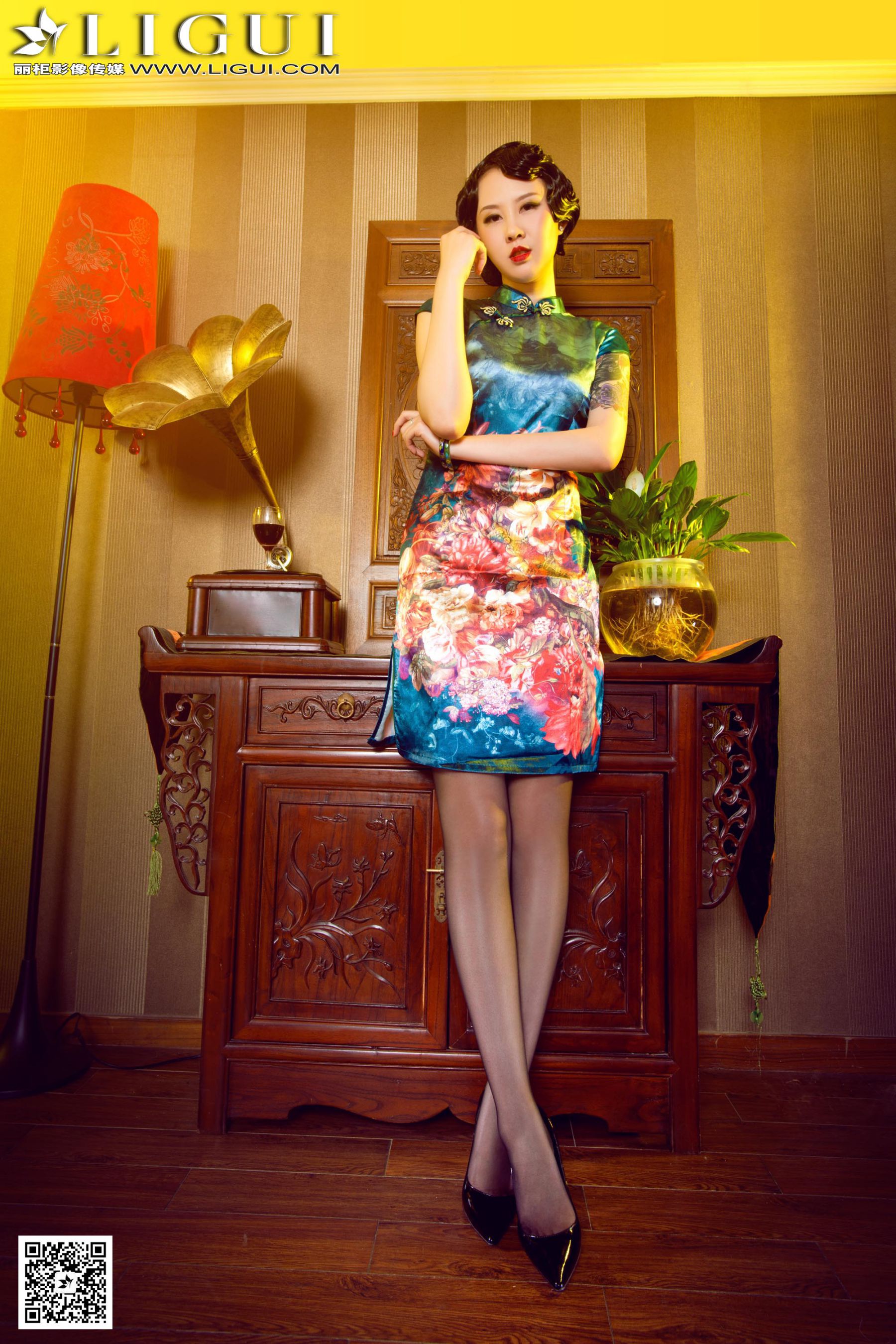 Model 菲菲《古典旗袍灰丝美足》上下全集  美腿丝足写真图片-图9