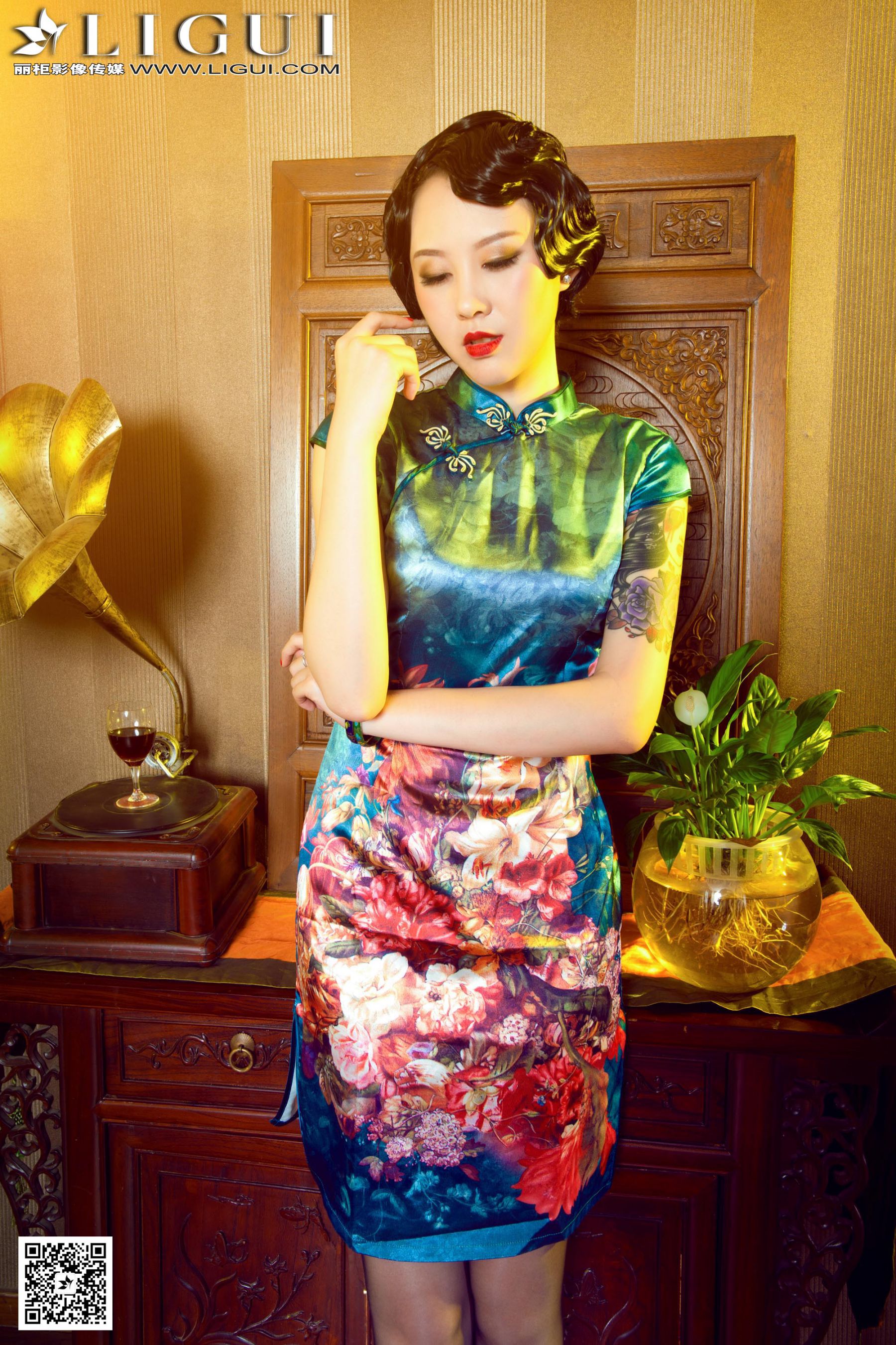Model 菲菲《古典旗袍灰丝美足》上下全集  美腿丝足写真图片-图10