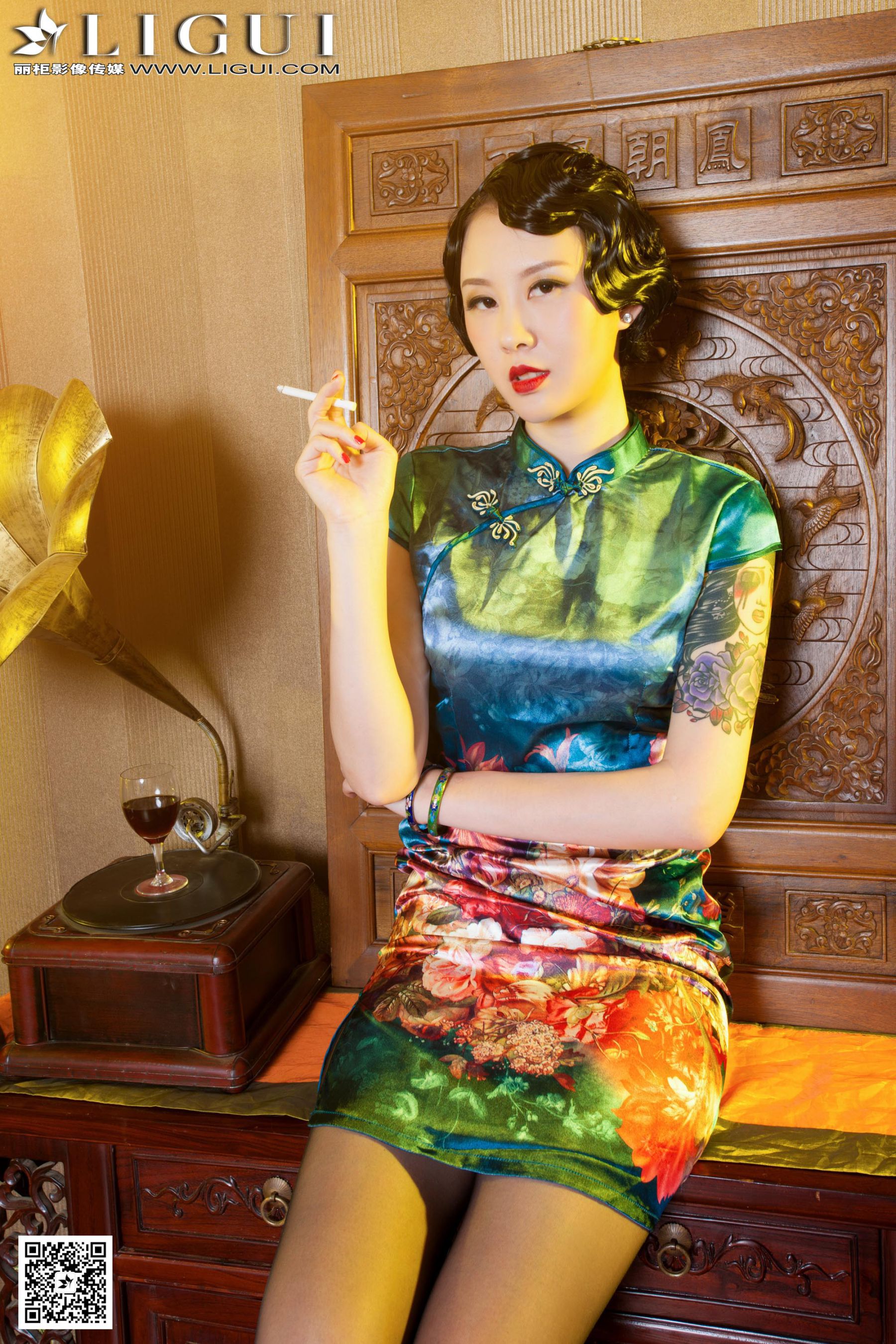 Model 菲菲《古典旗袍灰丝美足》上下全集  美腿丝足写真图片-图12