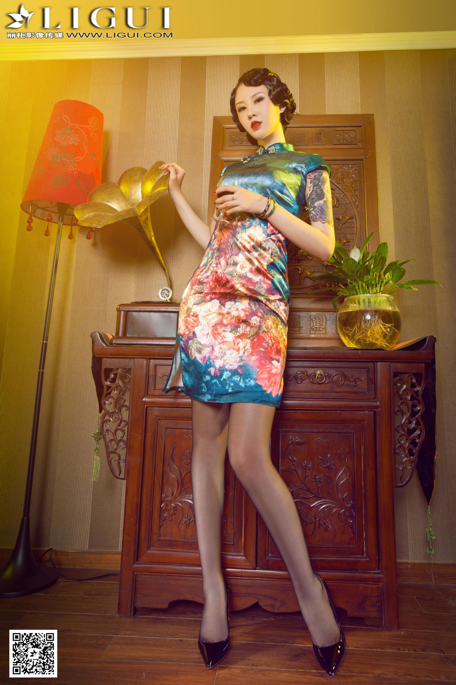 Model 菲菲《古典旗袍灰丝美足》上下全集  美腿丝足写真图片-图3