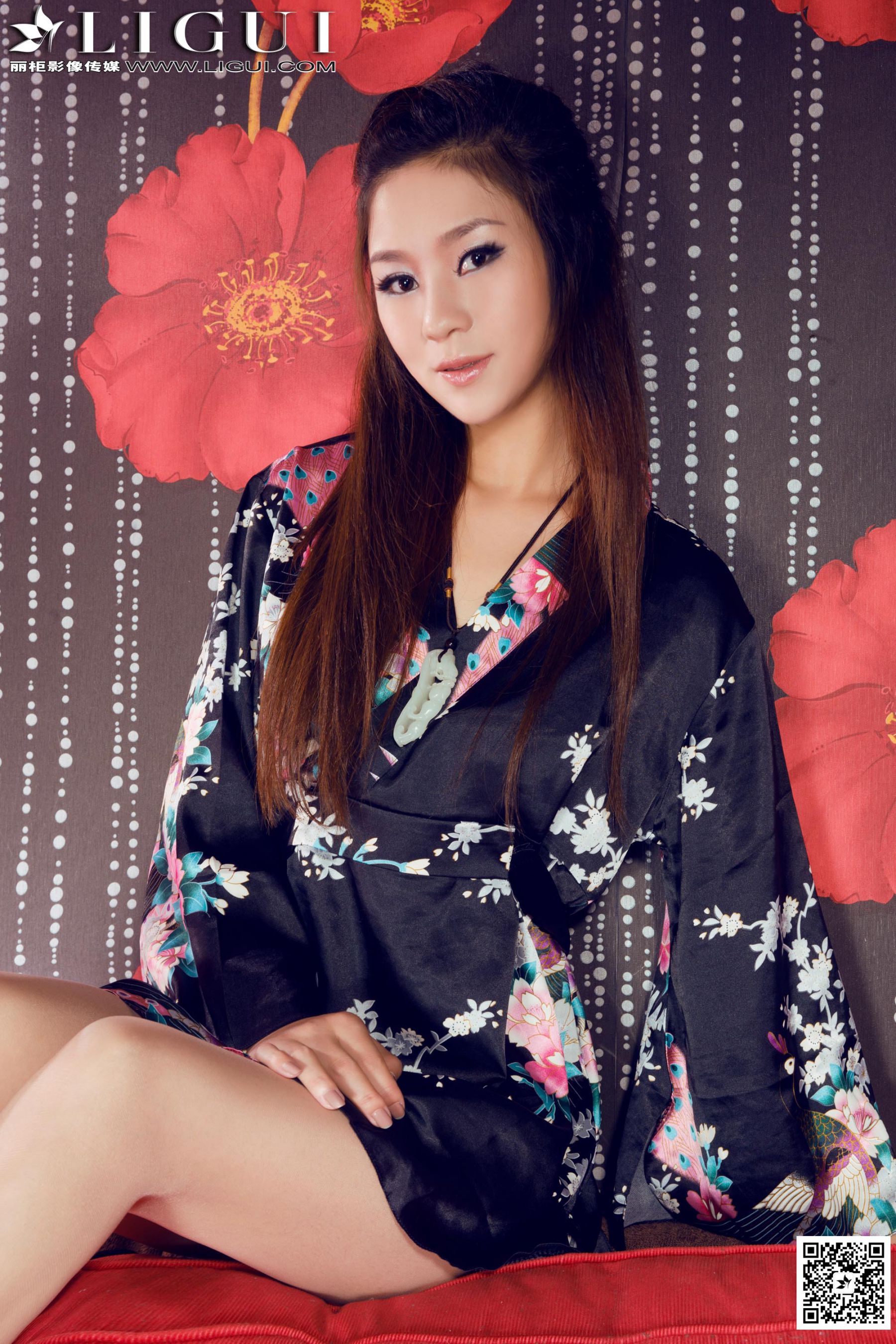Model 英子《沙发上的和服丝足高跟》美腿玉足写真图片-图12