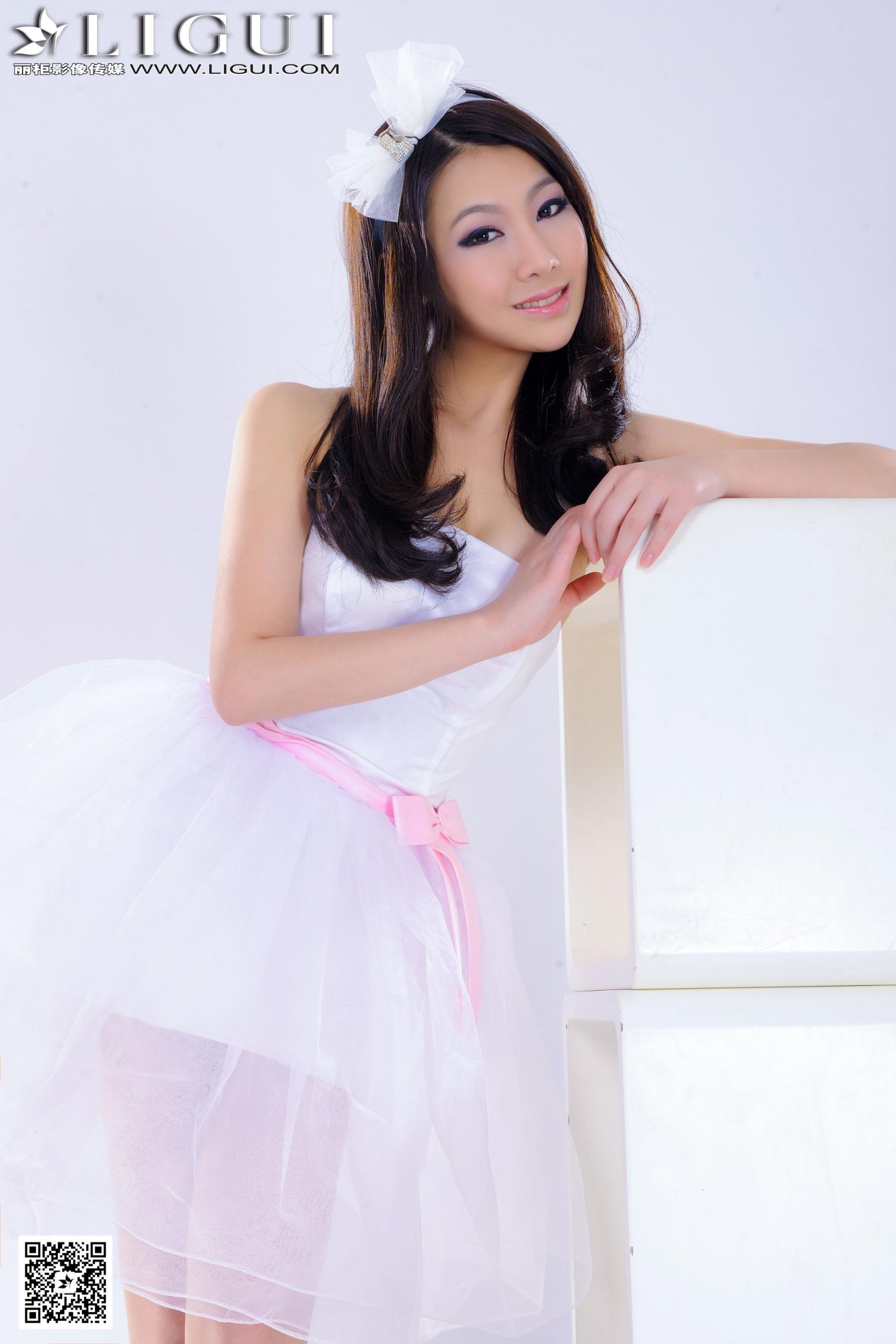 Model 文静《婚纱美女丝足高跟》 美腿玉足写真图片-图7