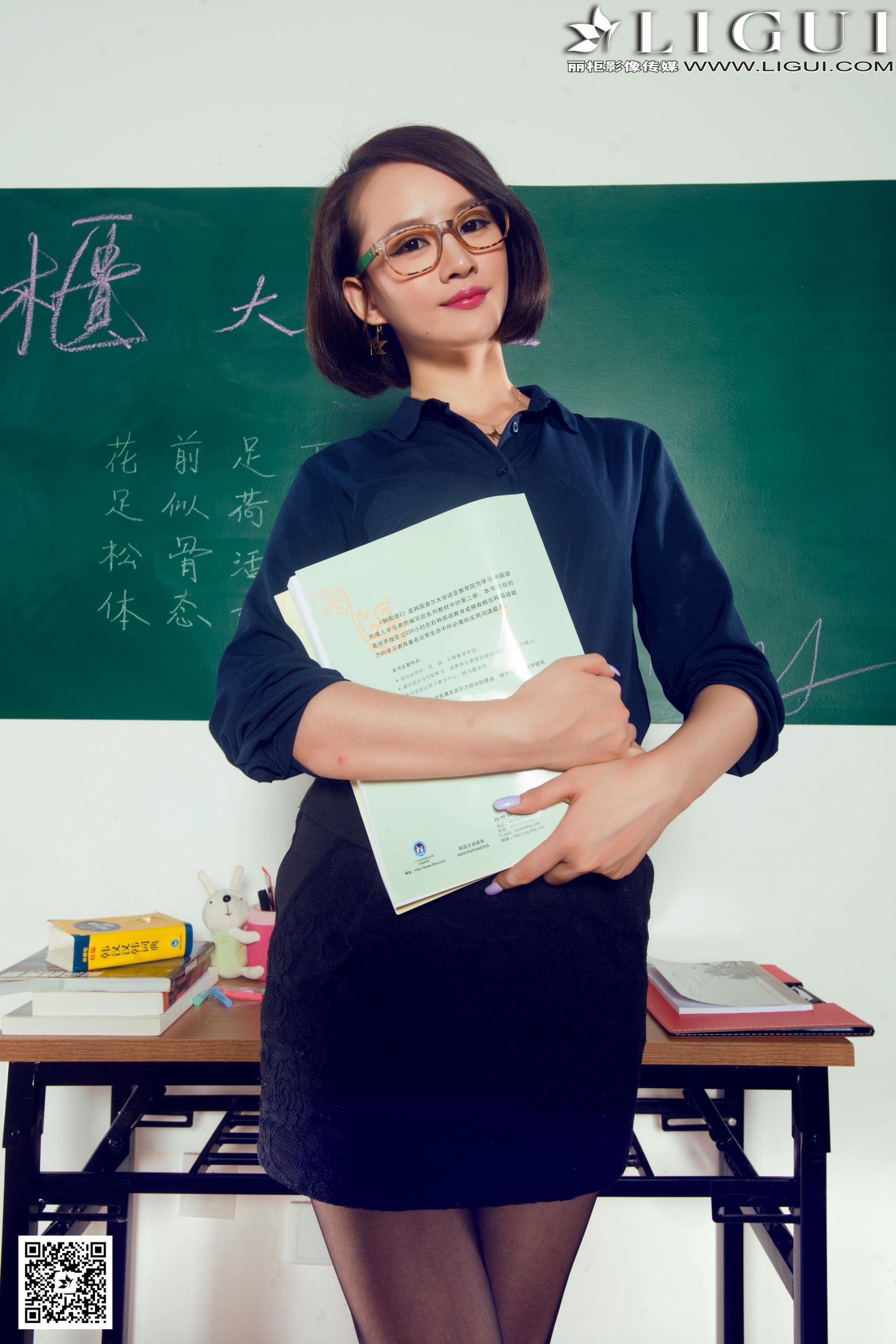 Model AMY《灰丝美女老师》  美腿玉足写真图片-图8