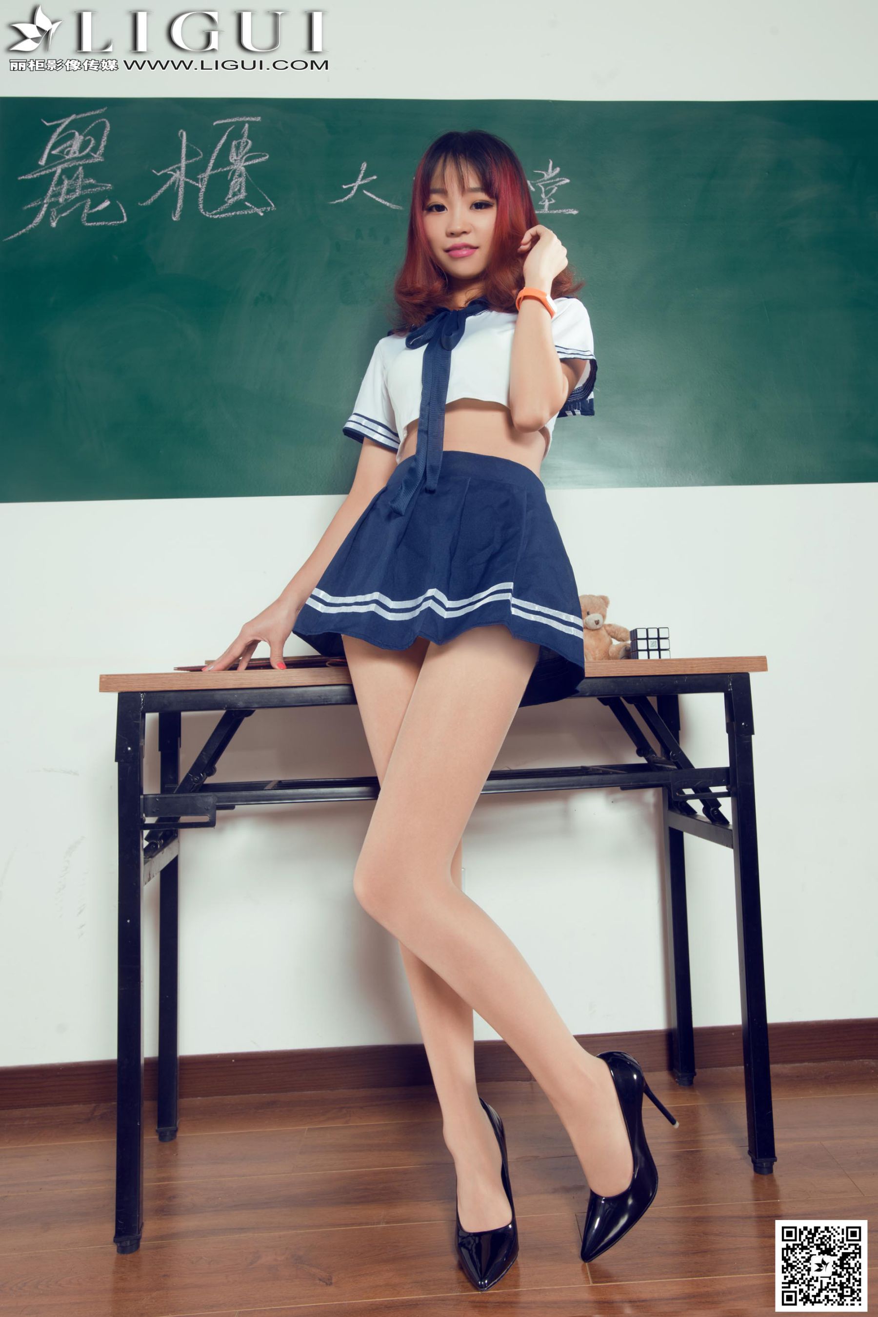 Model Liya《教室里的水手服校花》上下全集  美腿玉足写真图片-图0