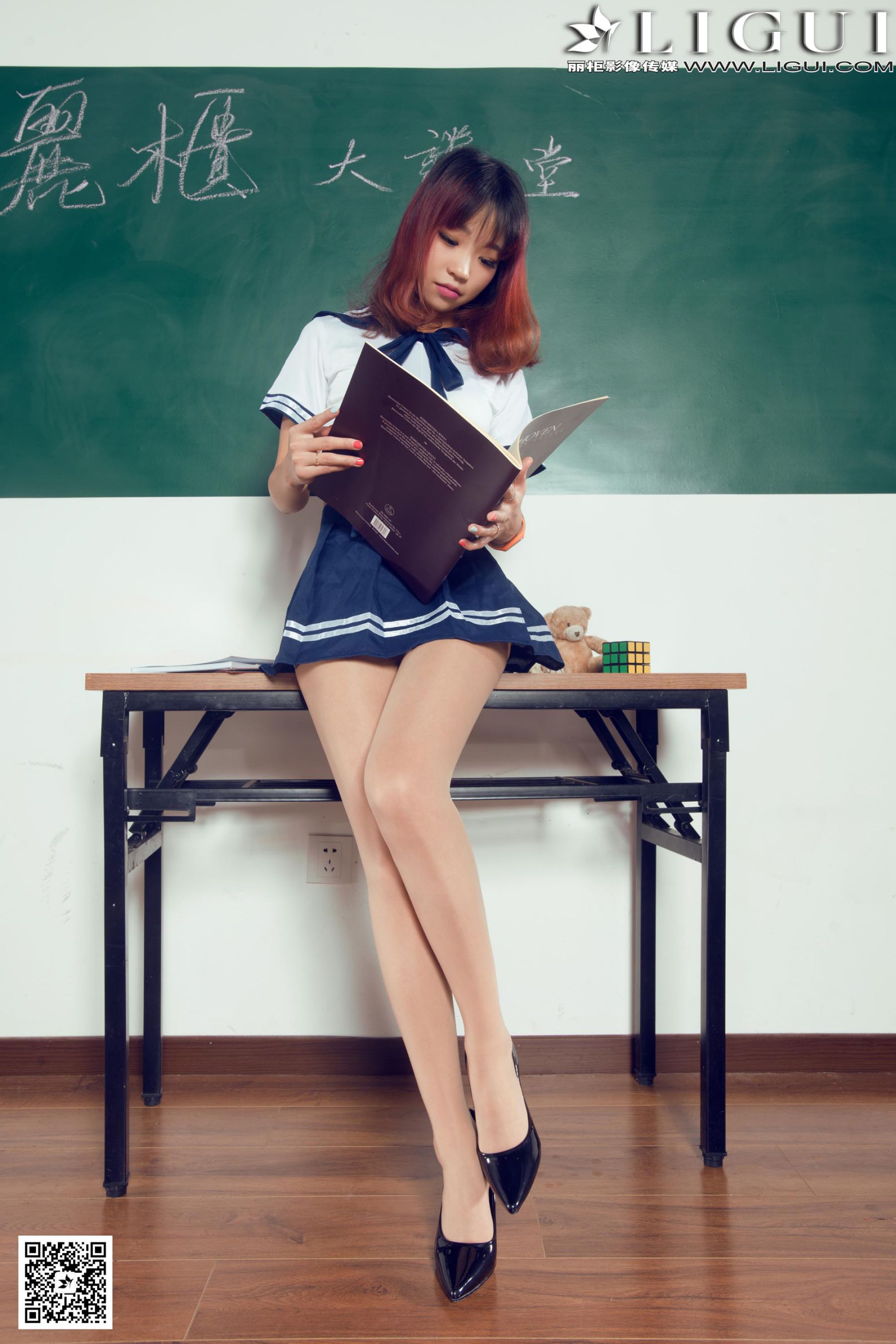 Model Liya《教室里的水手服校花》上下全集  美腿玉足写真图片-图11