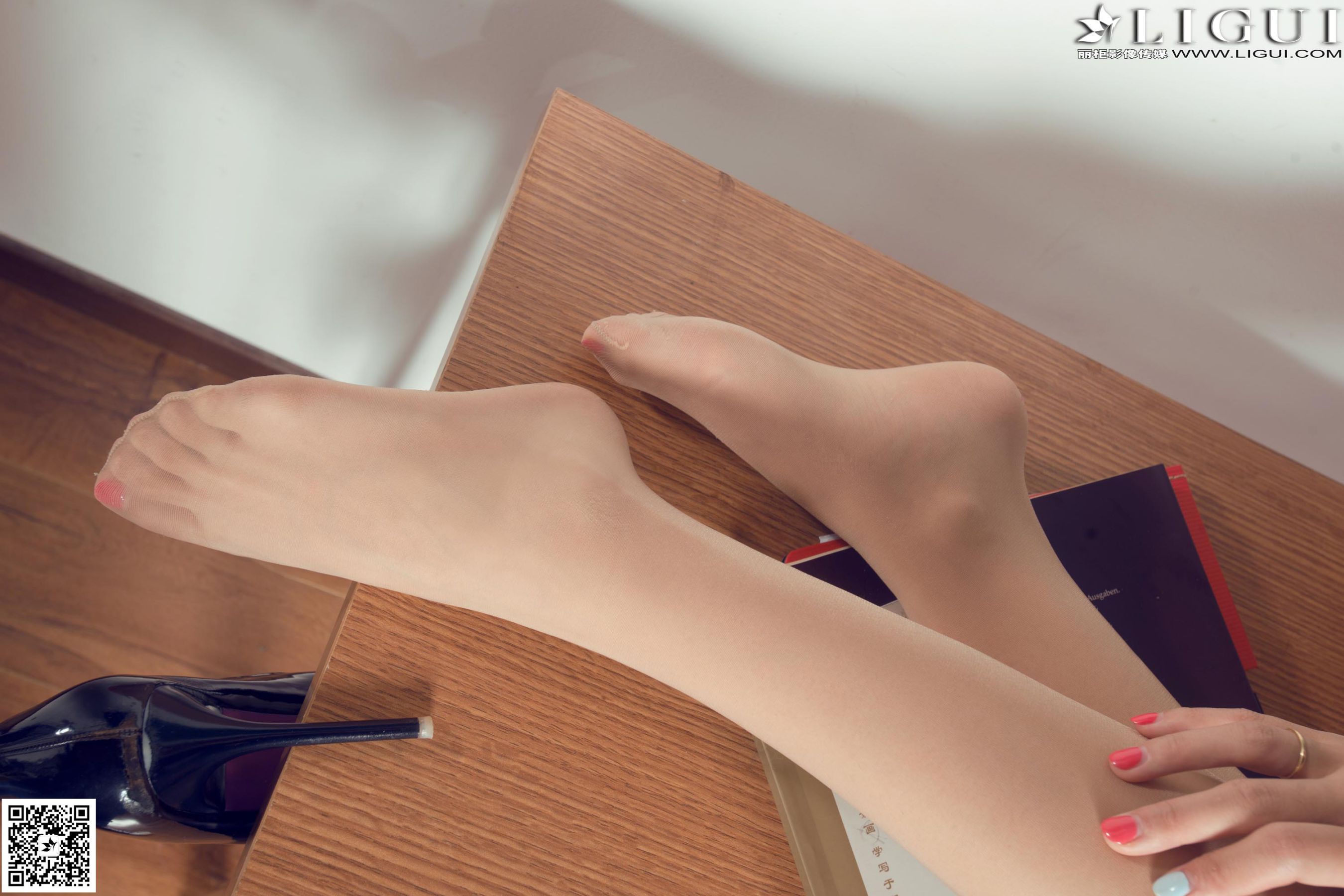 Model Liya《教室里的水手服校花》上下全集  美腿玉足写真图片-图67