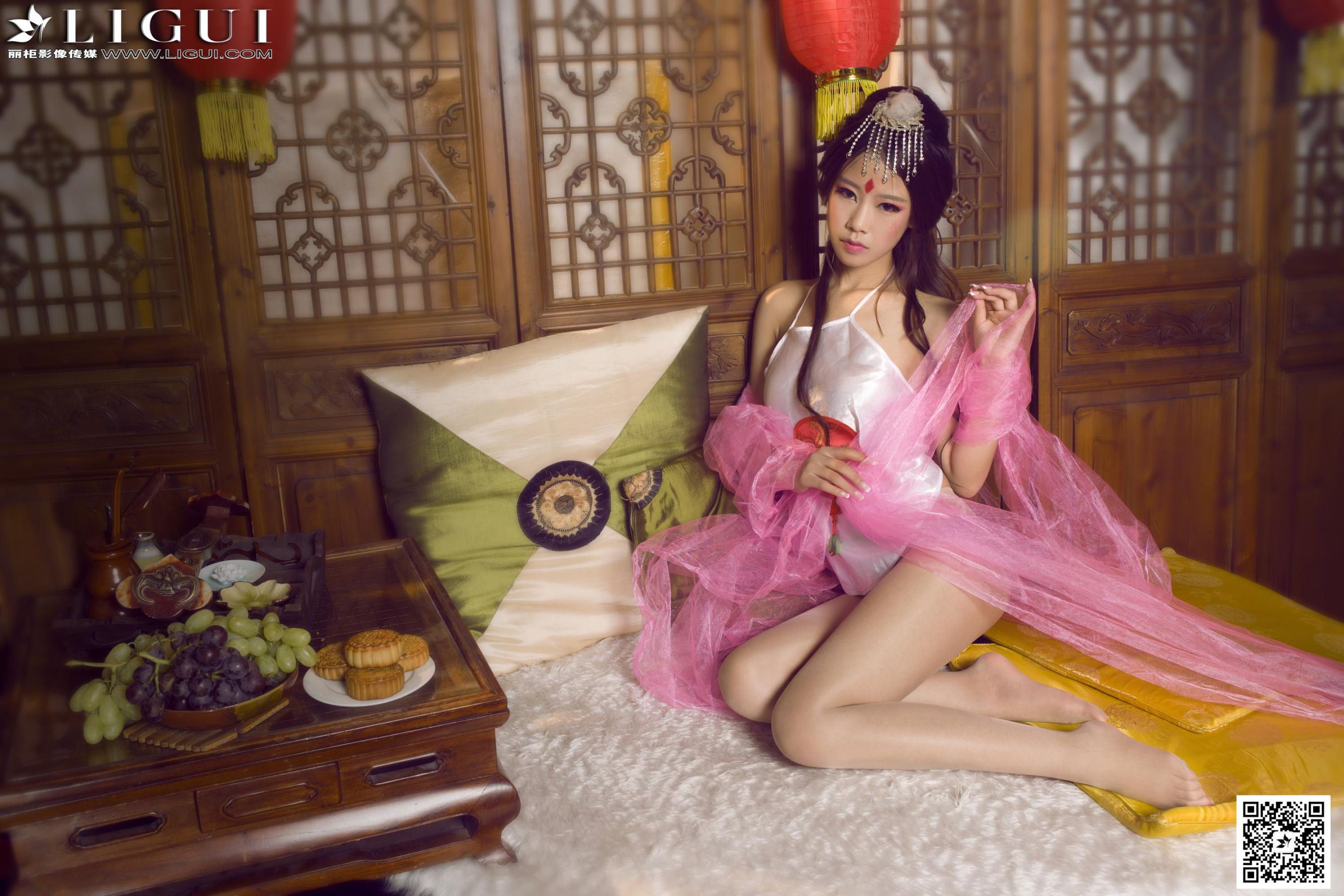 Model 语寒、然然《薄纱肚兜古典美人》  美腿玉足写真图片-图15