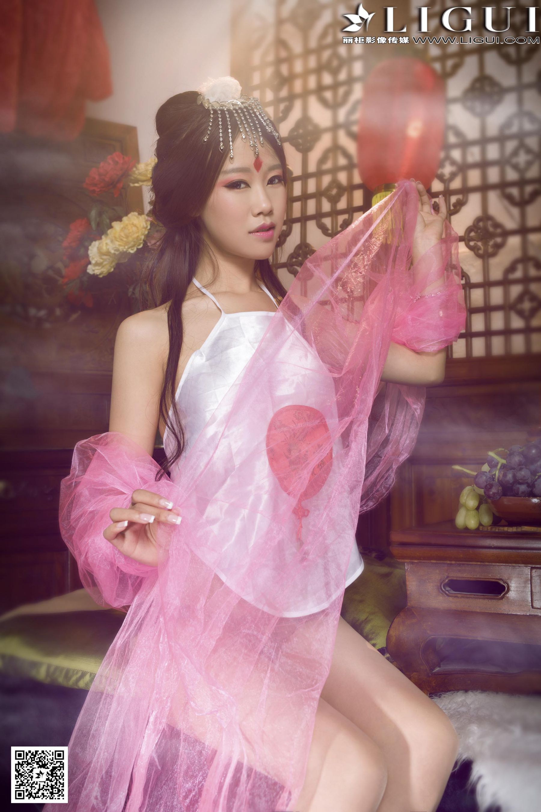 Model 语寒、然然《薄纱肚兜古典美人》  美腿玉足写真图片-图1