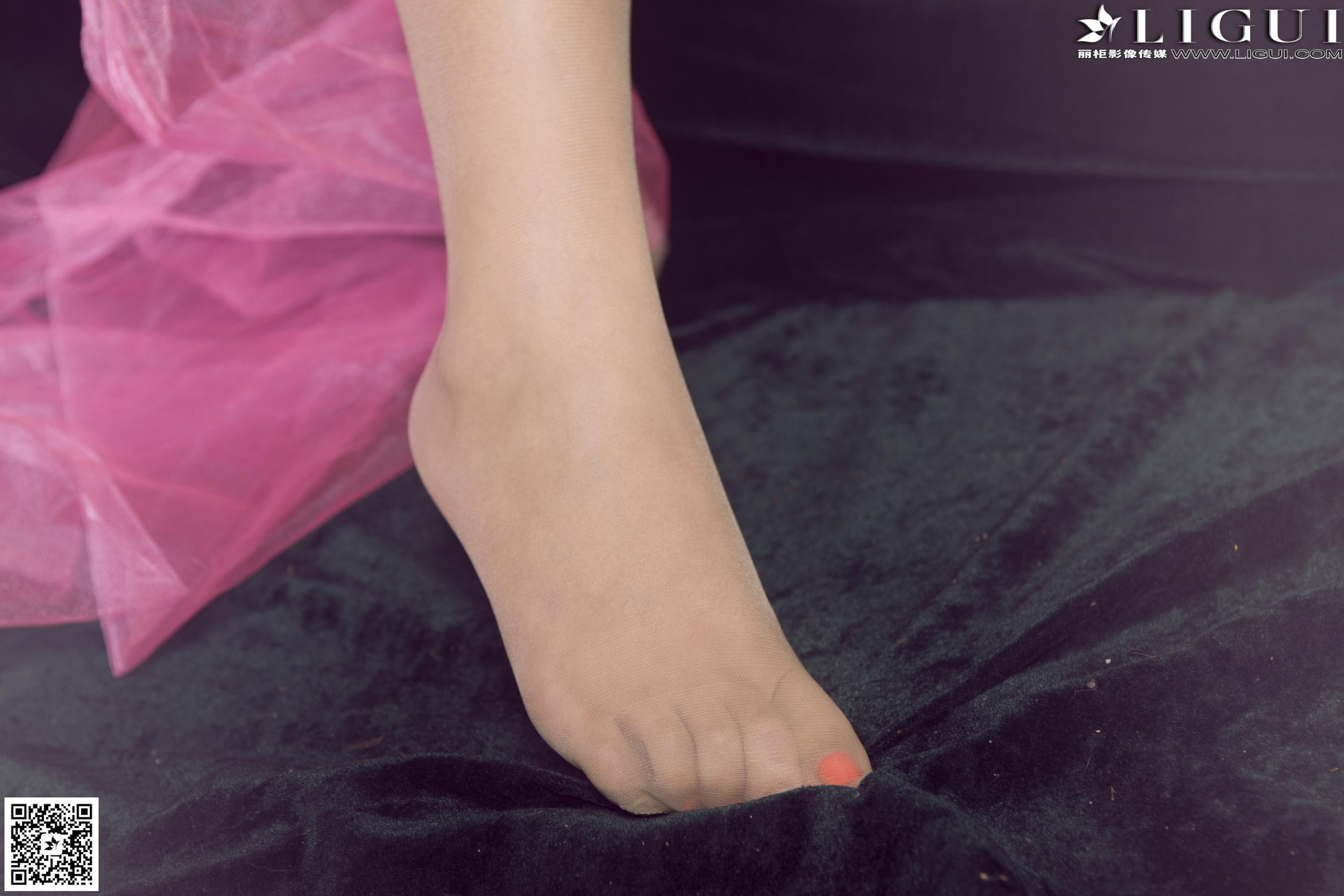 Model 语寒、然然《薄纱肚兜古典美人》  美腿玉足写真图片-图2