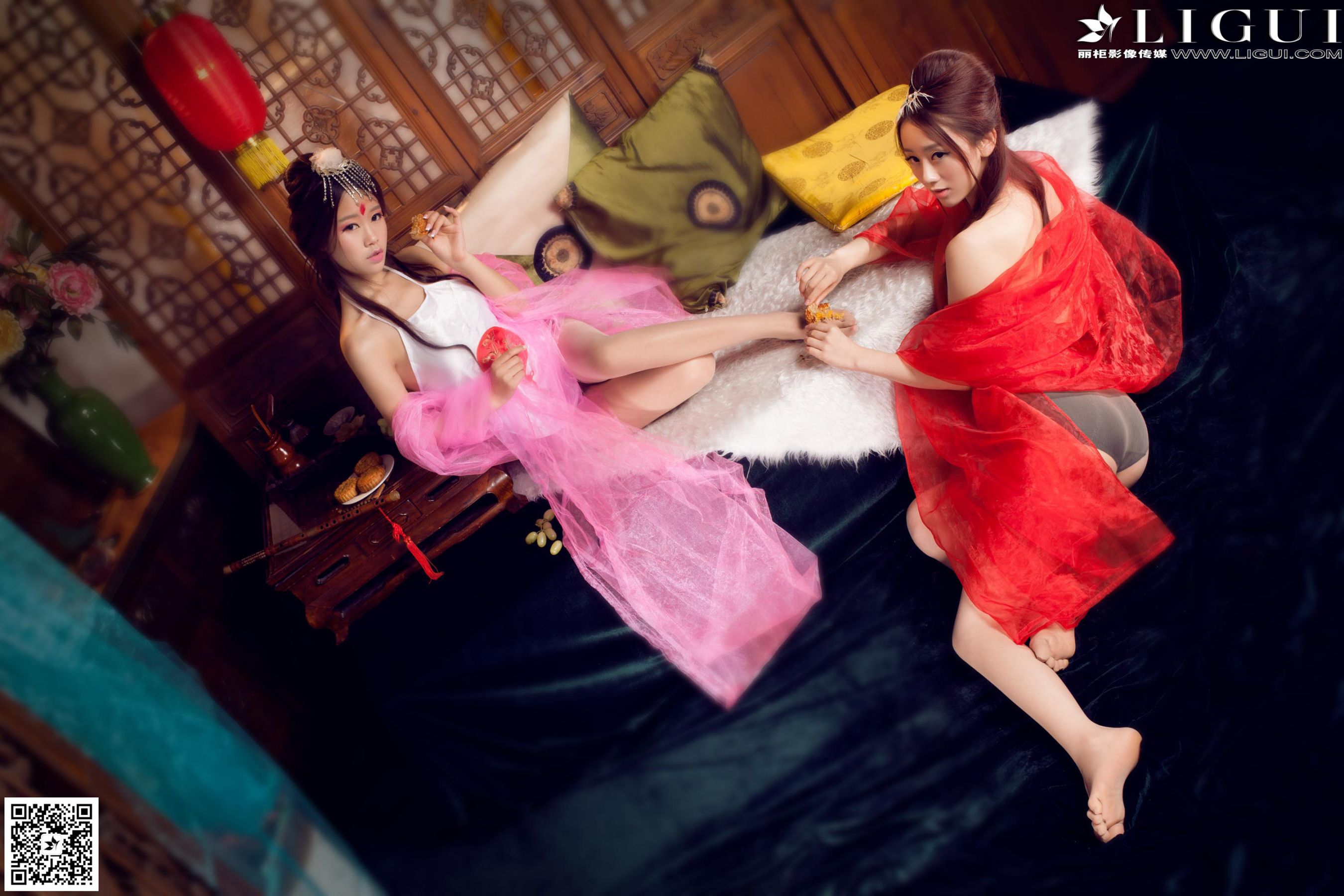 Model 语寒、然然《薄纱肚兜古典美人》  美腿玉足写真图片-图35