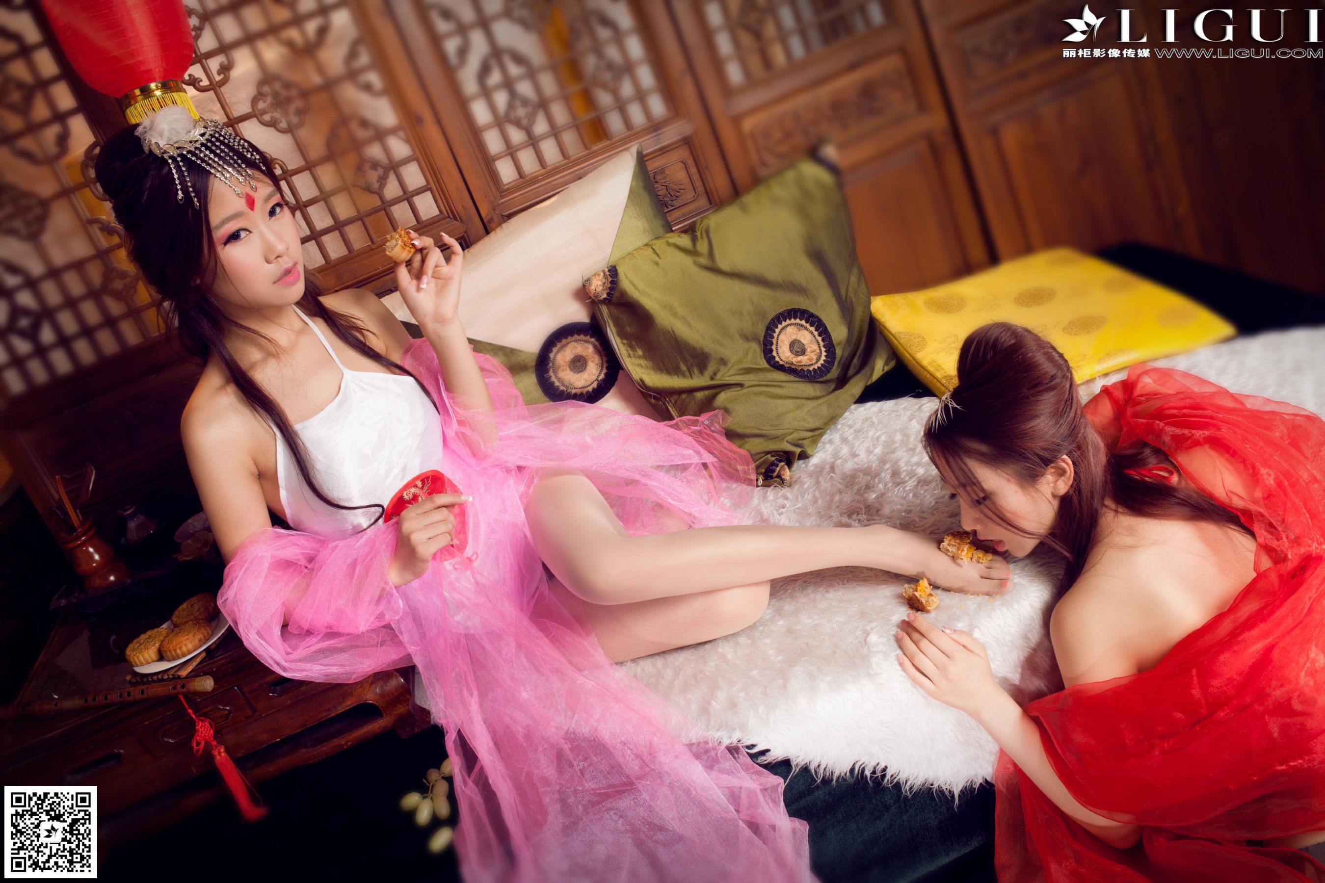Model 语寒、然然《薄纱肚兜古典美人》  美腿玉足写真图片-图36