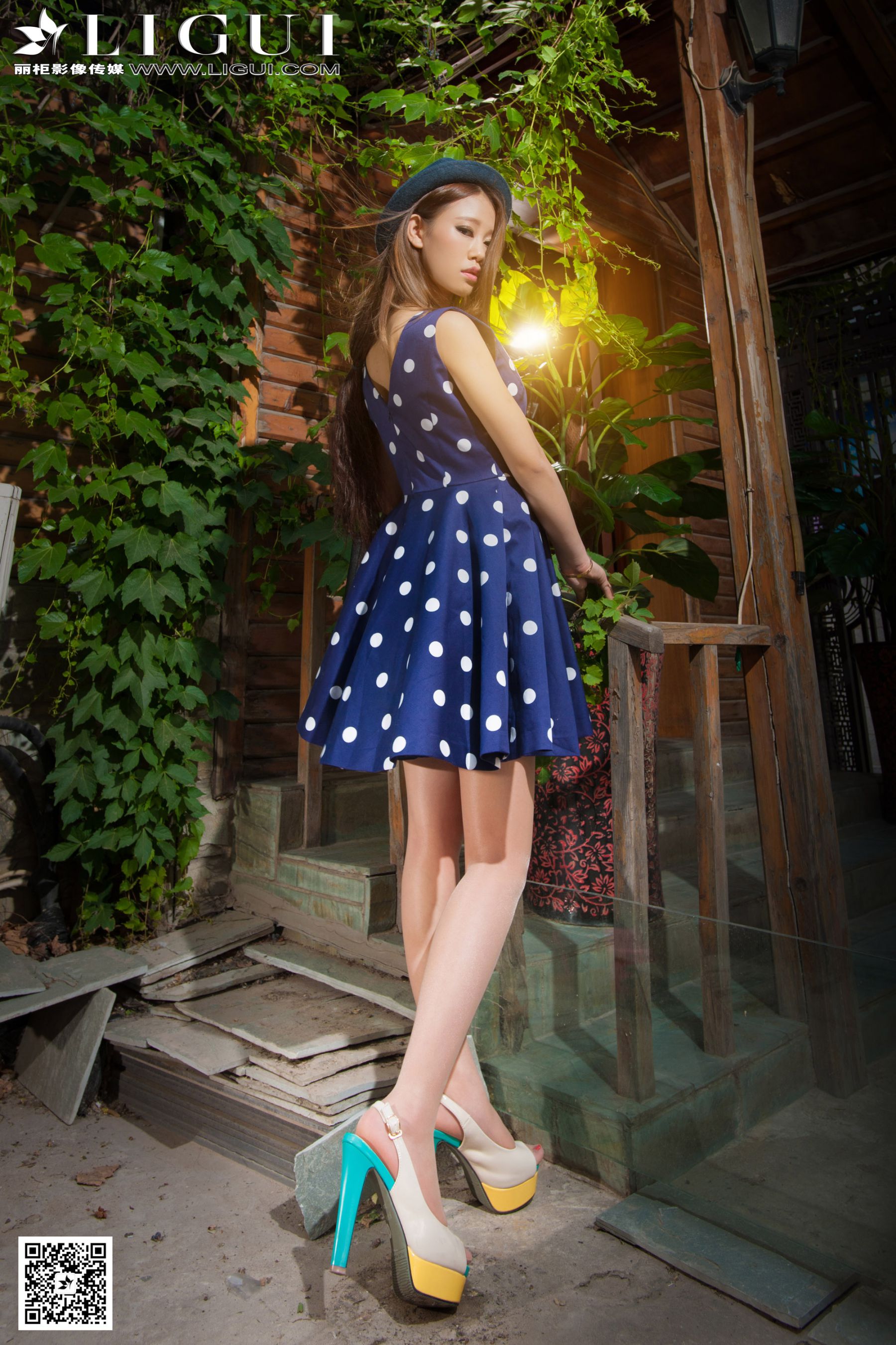Model 语寒《街拍时尚连衣裙长腿女神》  美腿玉足写真图片-图0