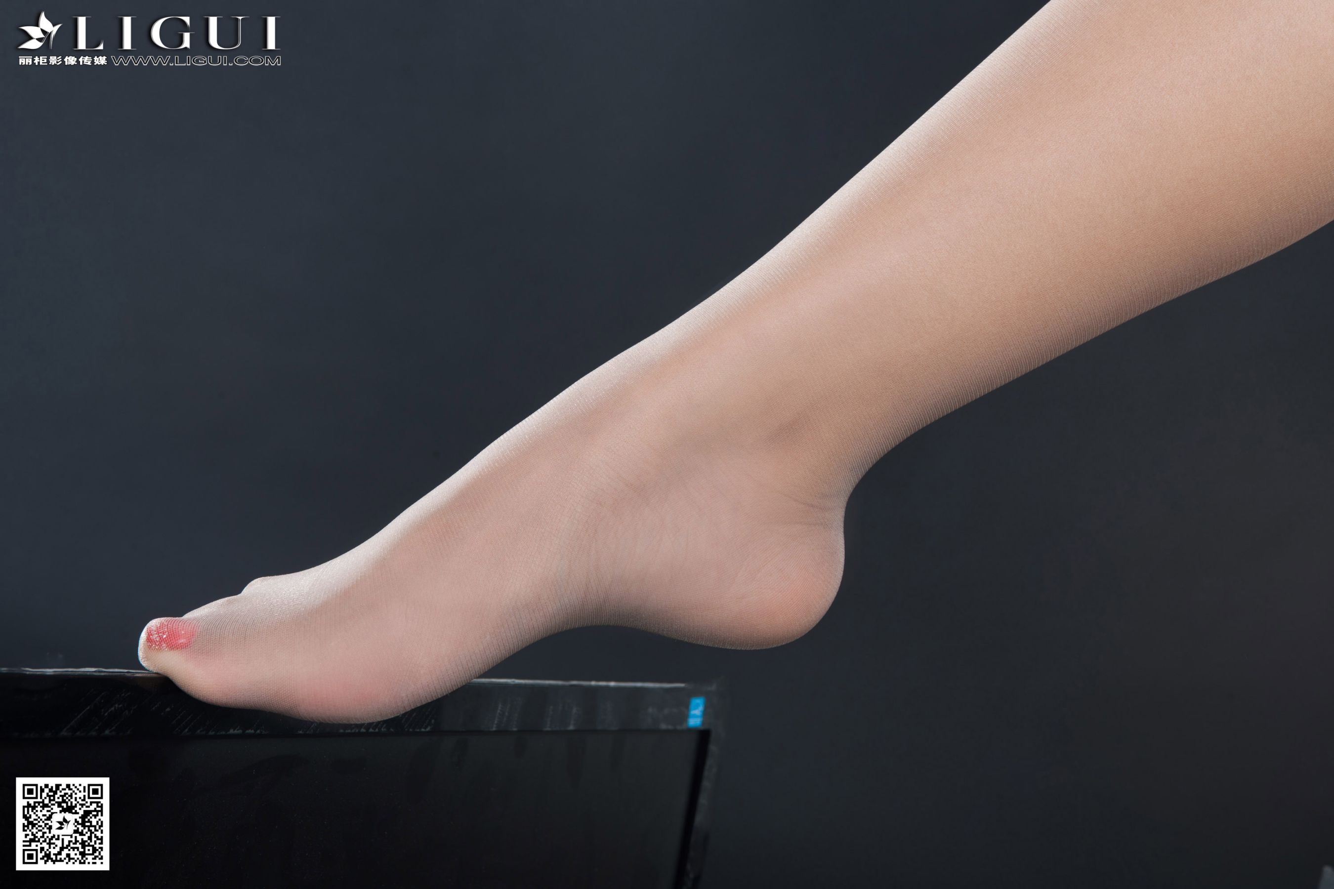 Model 甜甜《职业装肉丝袜丝足》上下全集  美腿玉足写真图片-图7