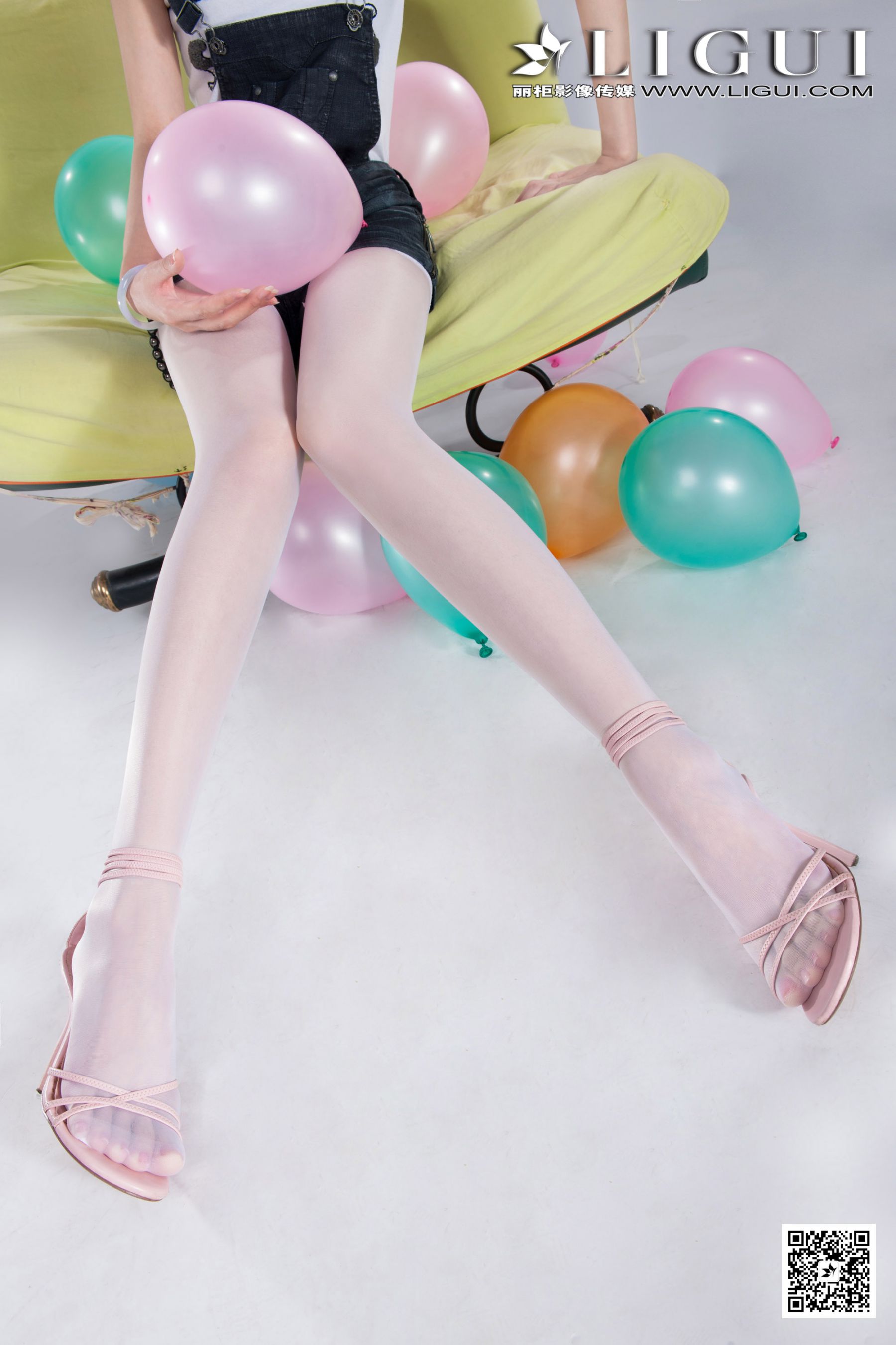 Model 乐乐《可爱吊带牛仔+白丝高跟》上中下全集  美腿玉足写真图片-图14