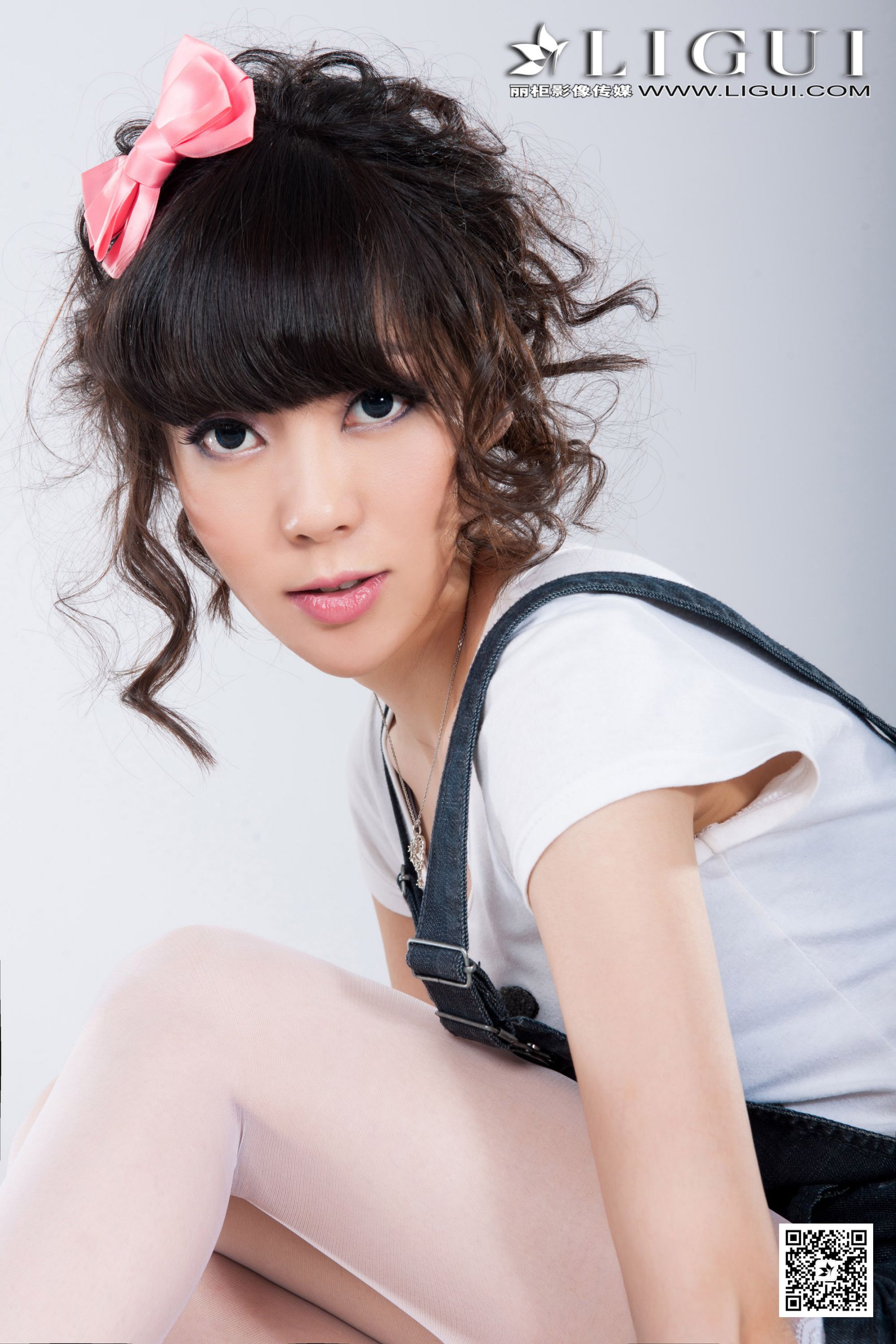 Model 乐乐《可爱吊带牛仔+白丝高跟》上中下全集  美腿玉足写真图片-图36