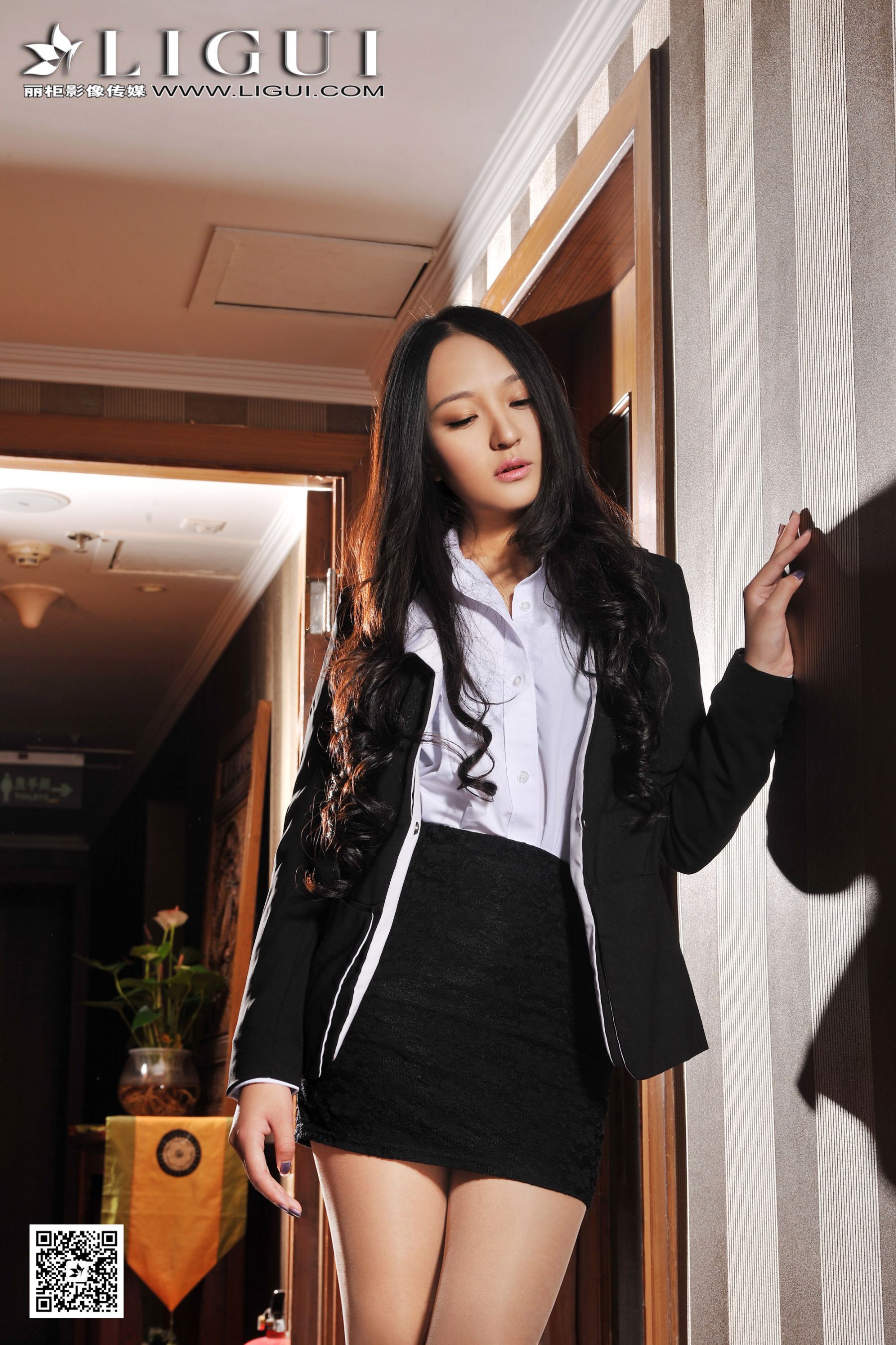 Model Amily《长腿肉丝袜高跟OL美女》  美腿玉足写真图片-图0