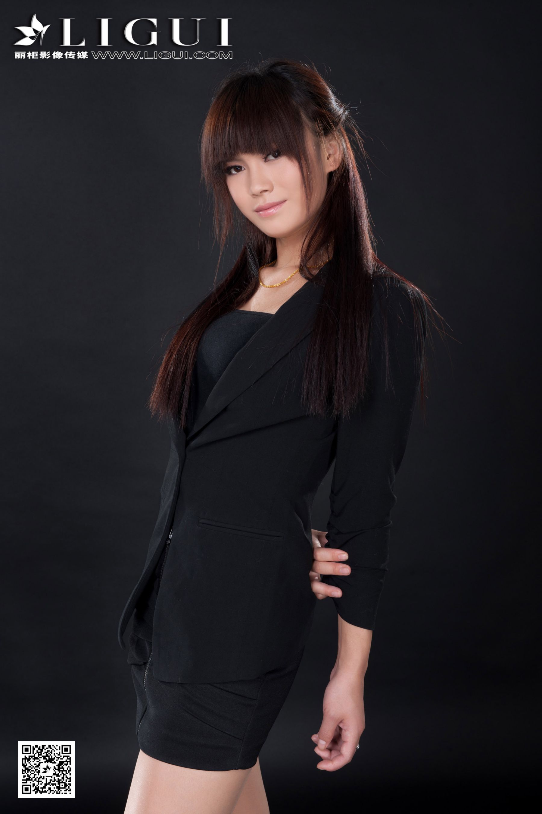 Model 晴晴《职业装美女丝足高跟》美腿玉足写真图片-图0