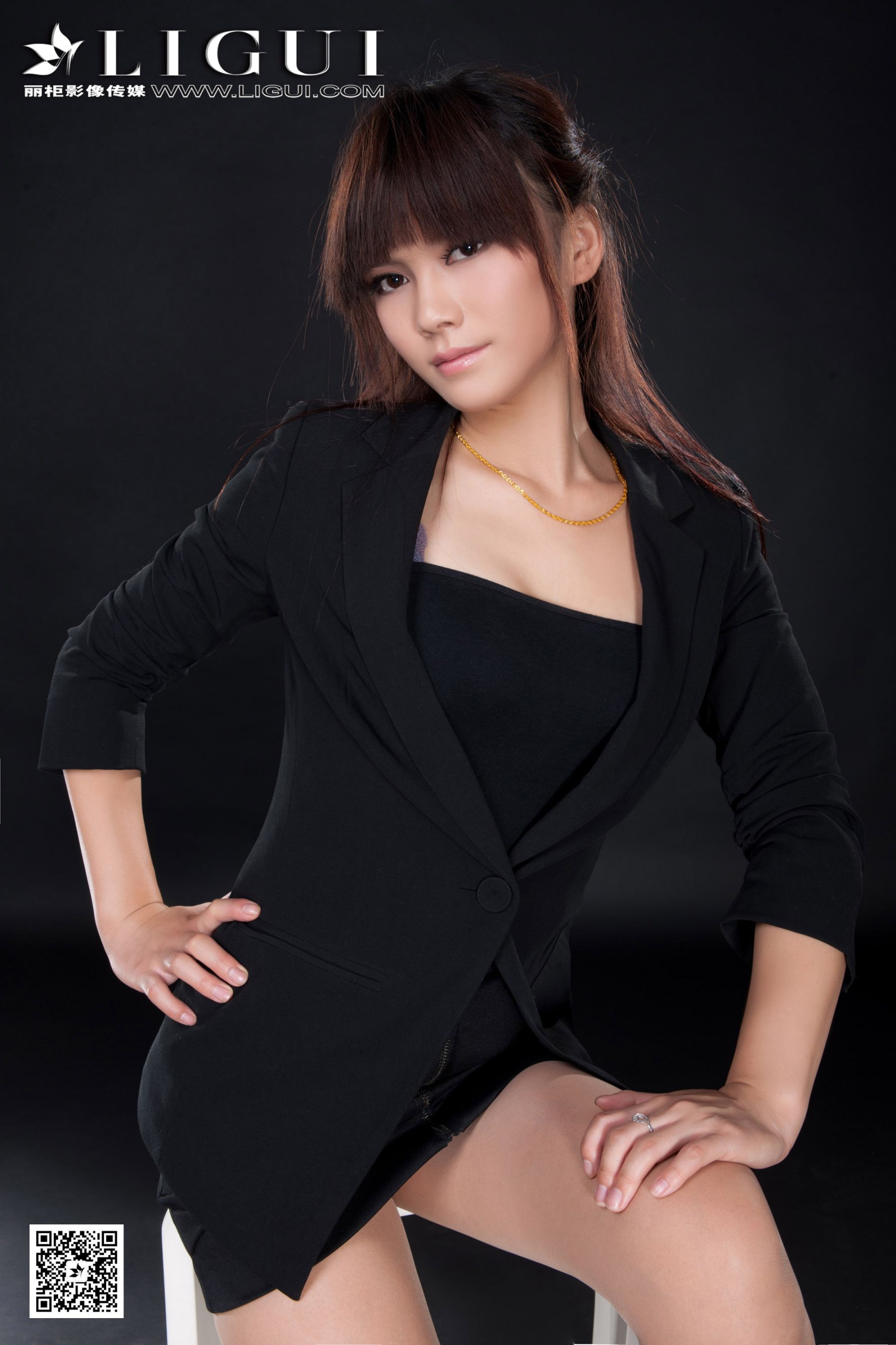 Model 晴晴《职业装美女丝足高跟》美腿玉足写真图片-图16