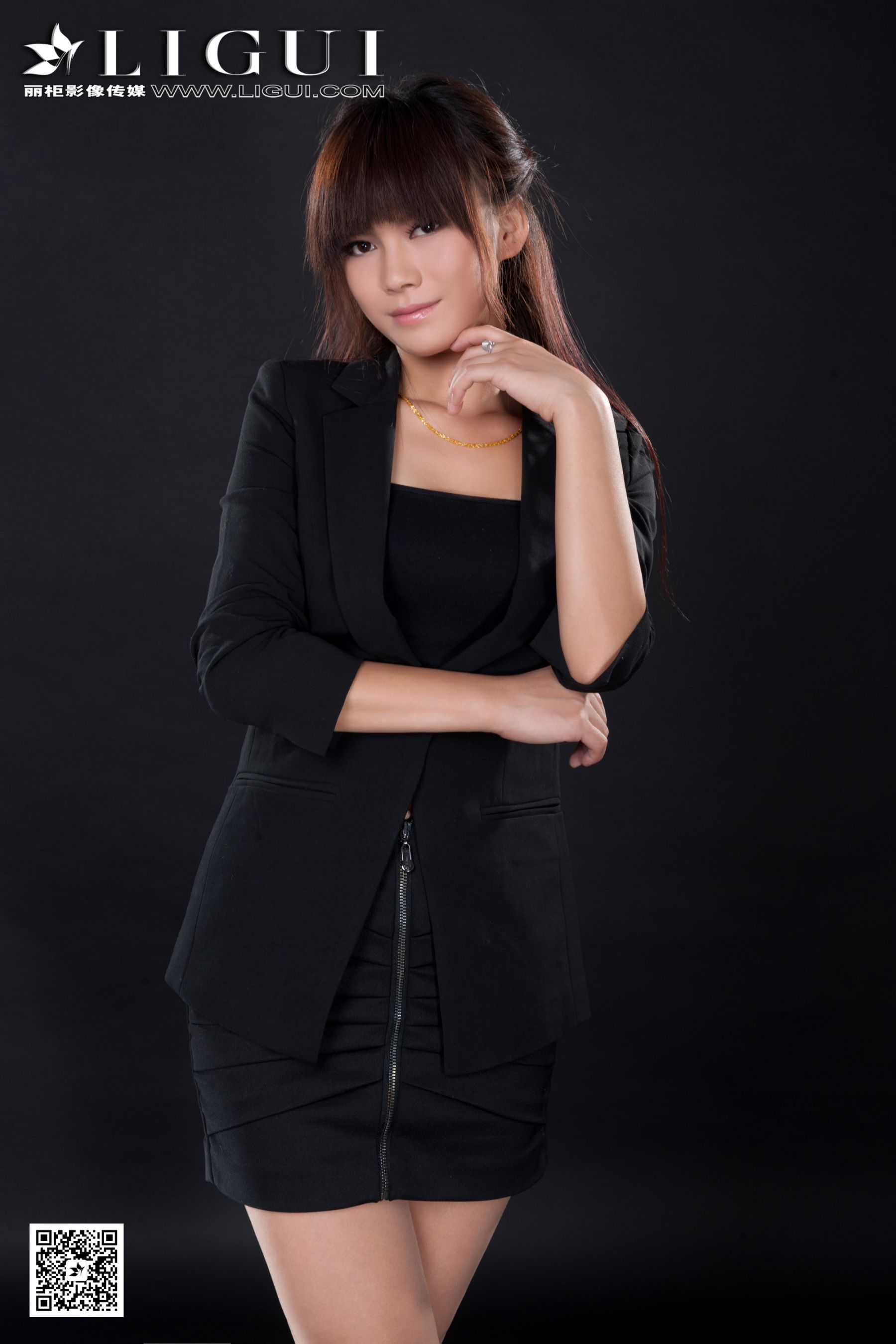 Model 晴晴《职业装美女丝足高跟》美腿玉足写真图片-图3