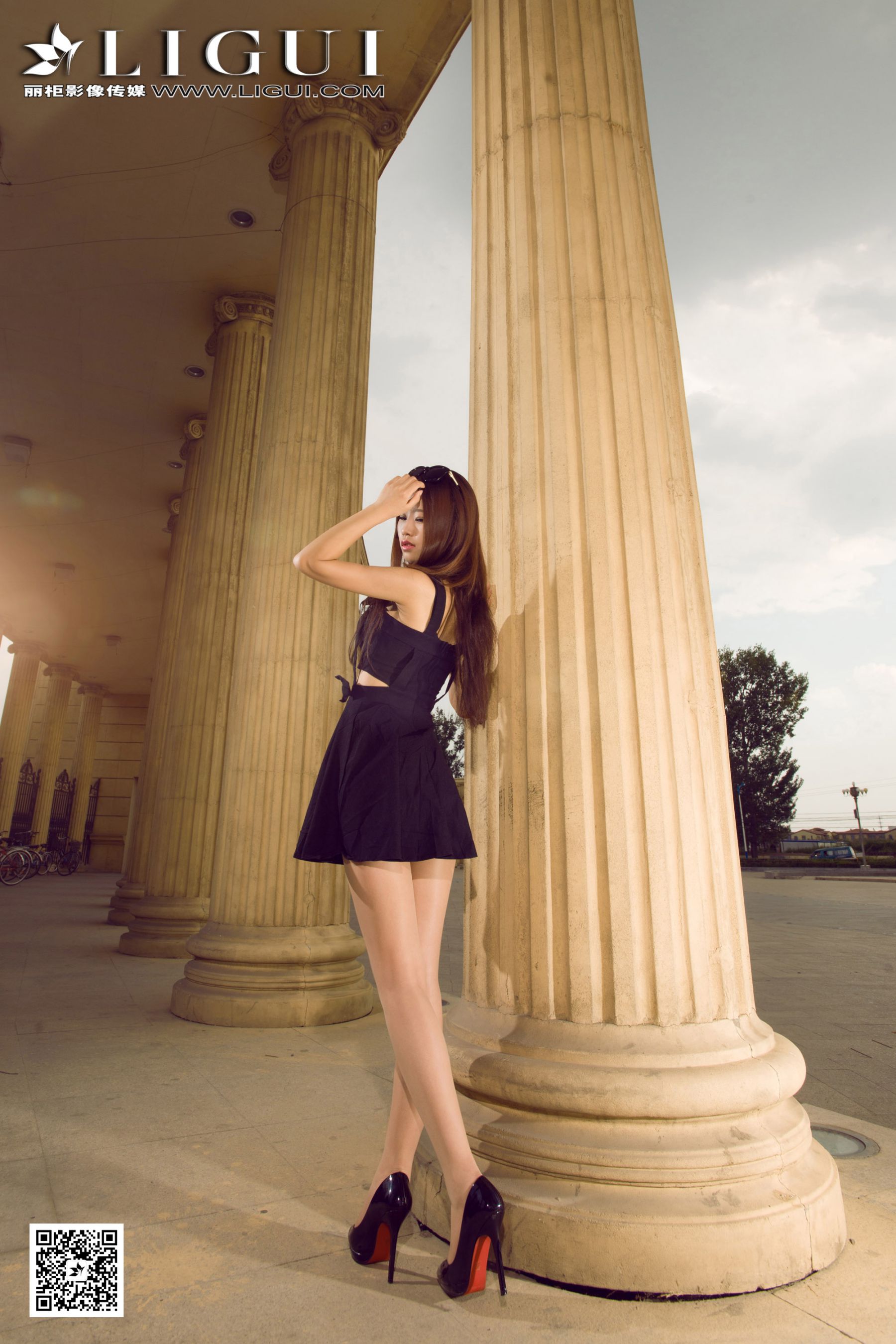 Model 语寒《街拍时尚超短裙女郎》美腿玉足写真图片-图5