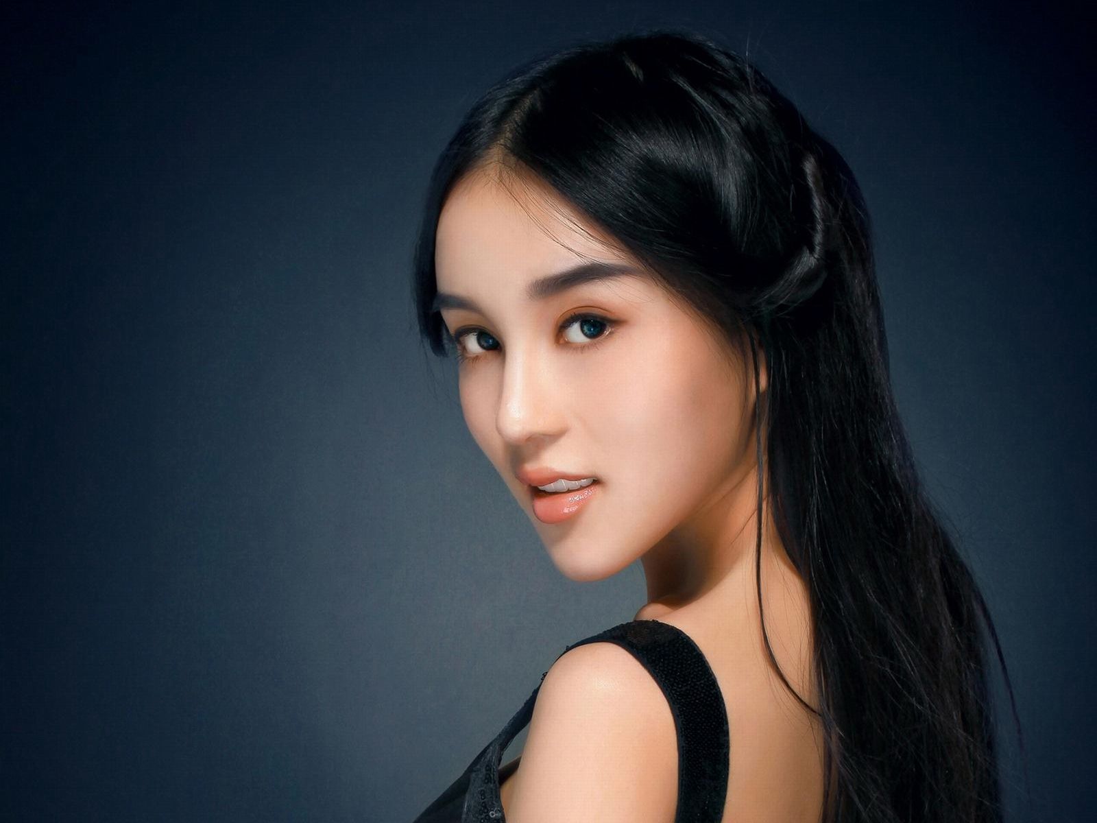 混血美女模特石一伊 棚拍图片-图2