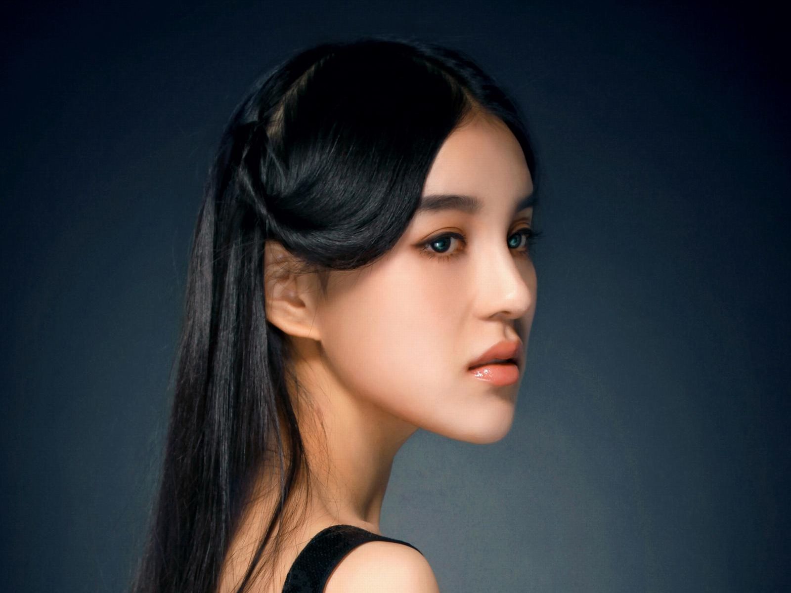 混血美女模特石一伊 棚拍图片-图3