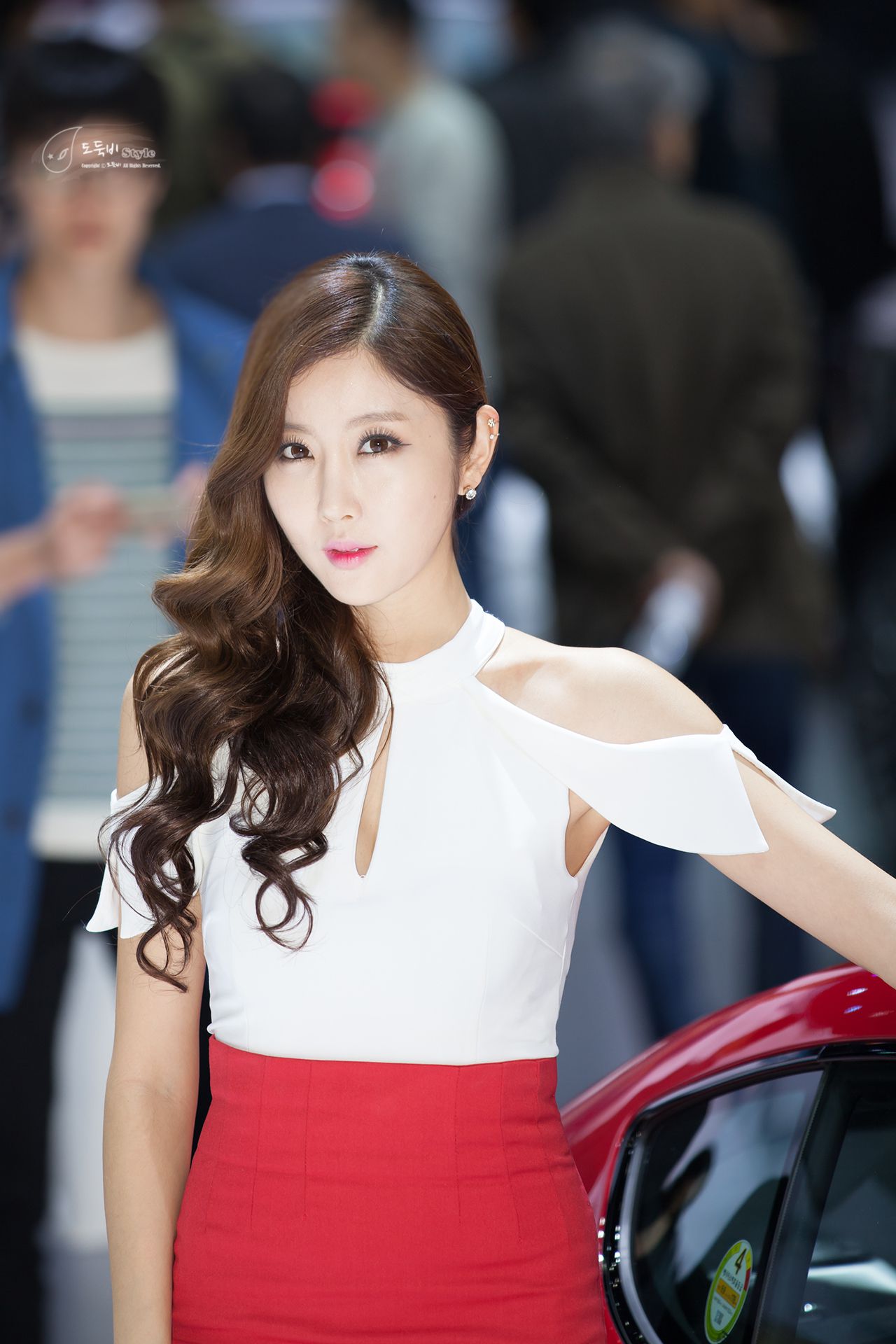 韩国车模崔星雅/崔星儿《车展红色套裙系列》图片合辑-图3