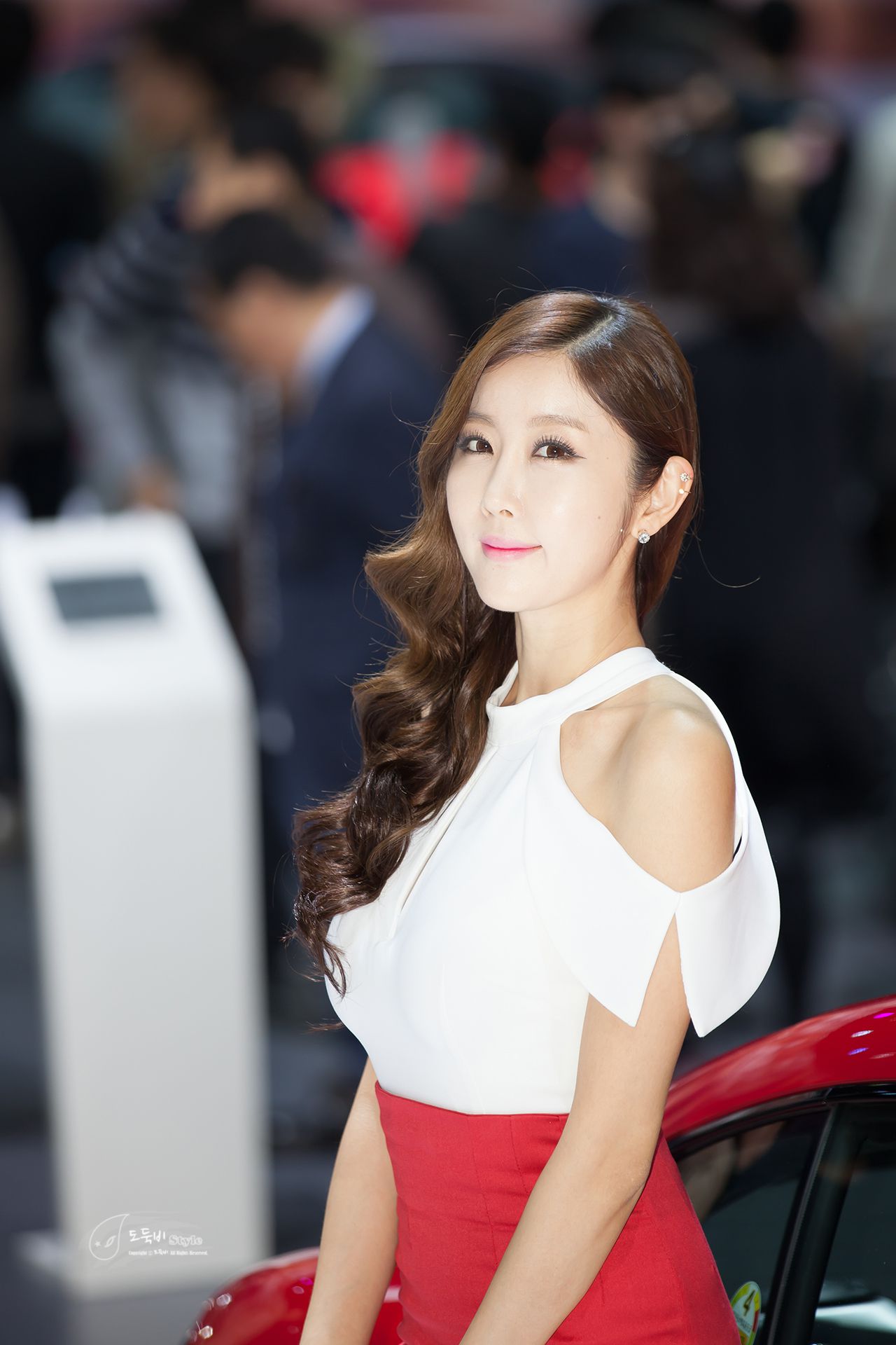 韩国车模崔星雅/崔星儿《车展红色套裙系列》图片合辑-图4