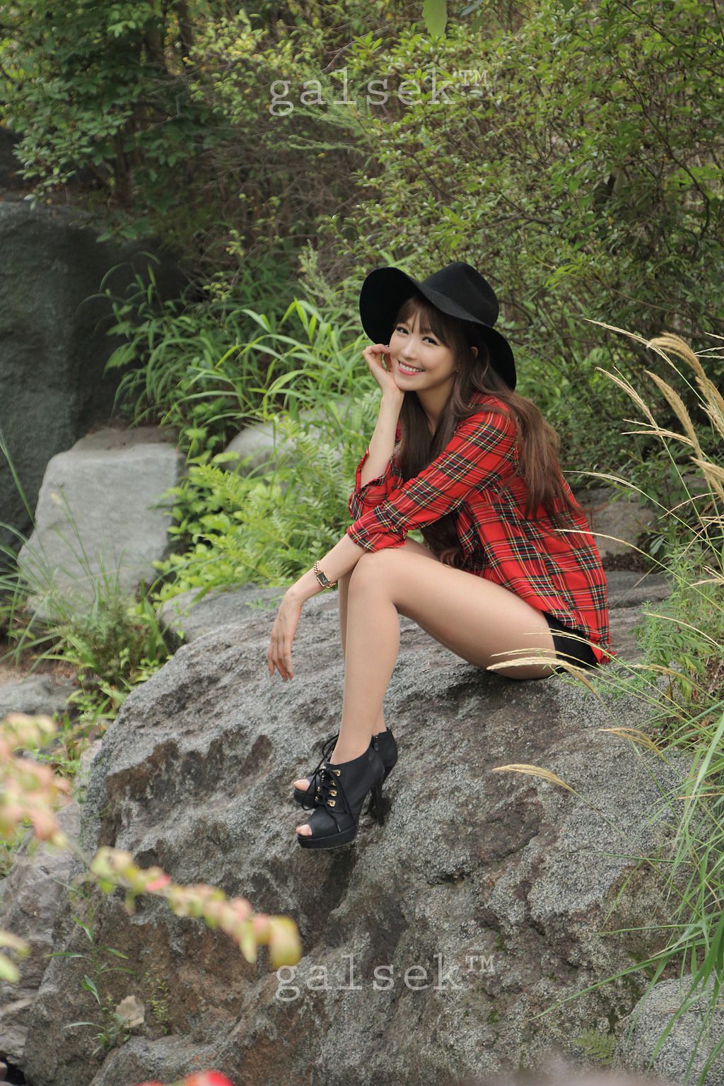 李二慧《公园热裤高跟街拍》-图0