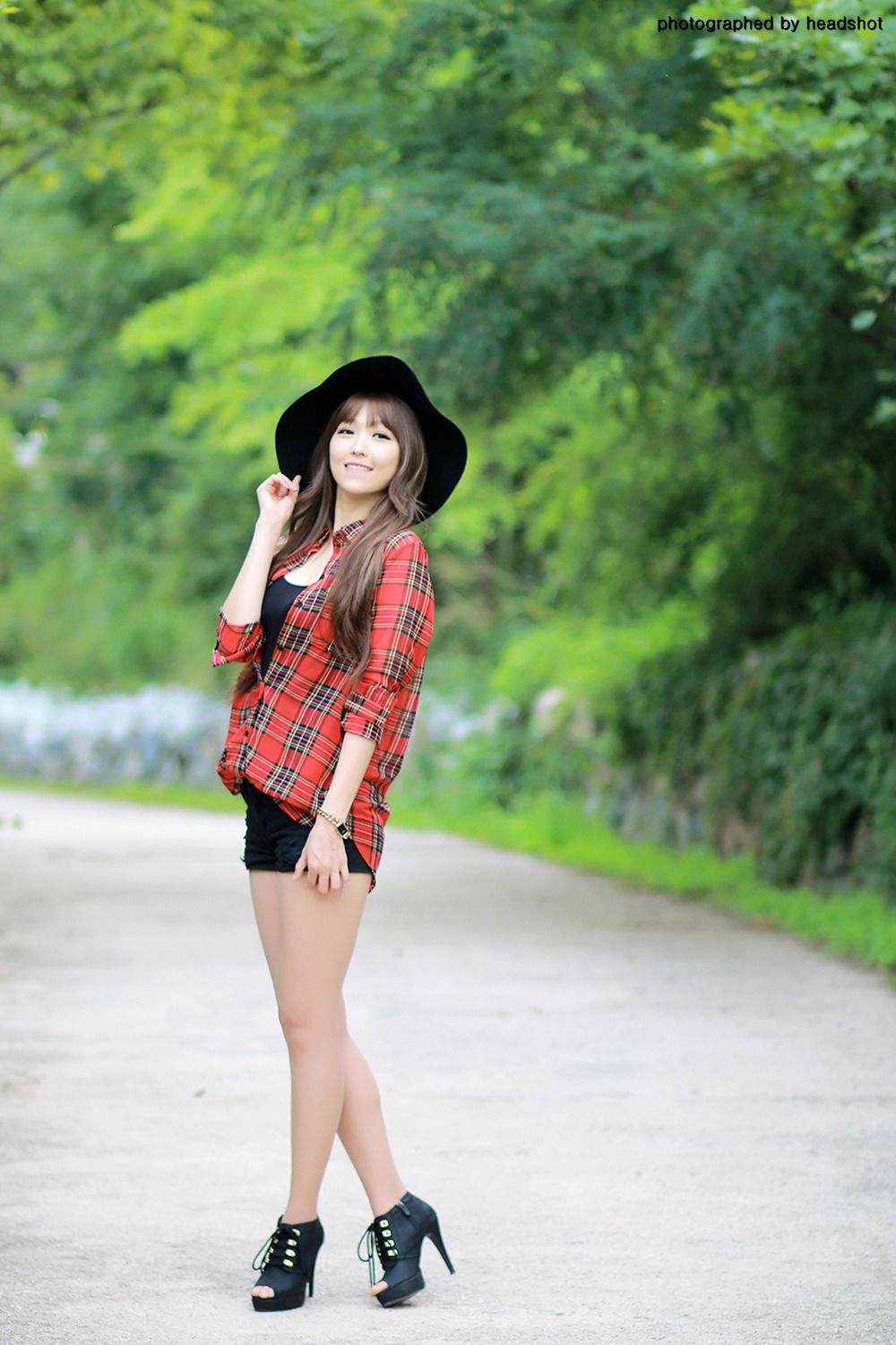 李二慧《公园热裤高跟街拍》-图11