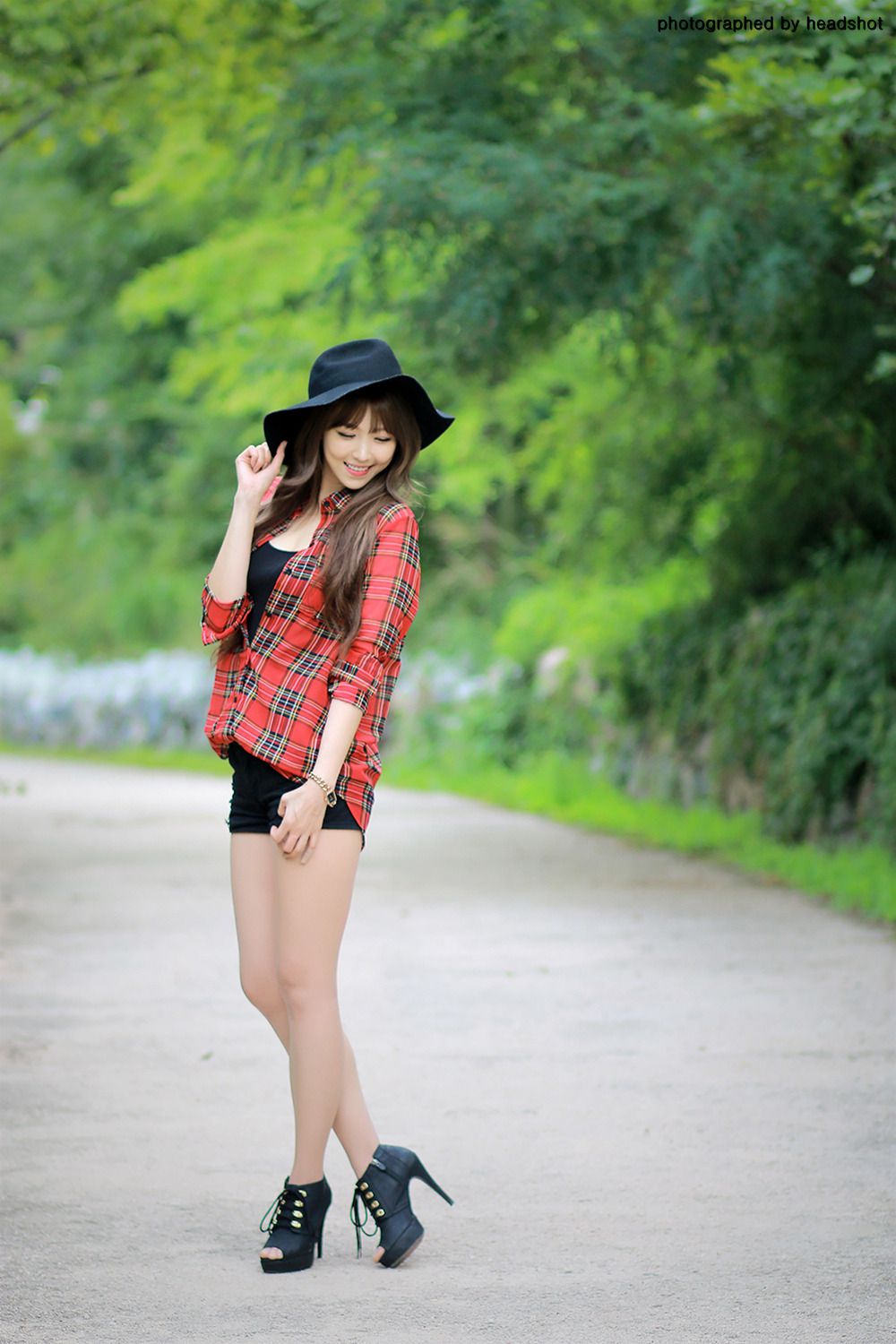 李二慧《公园热裤高跟街拍》-图12