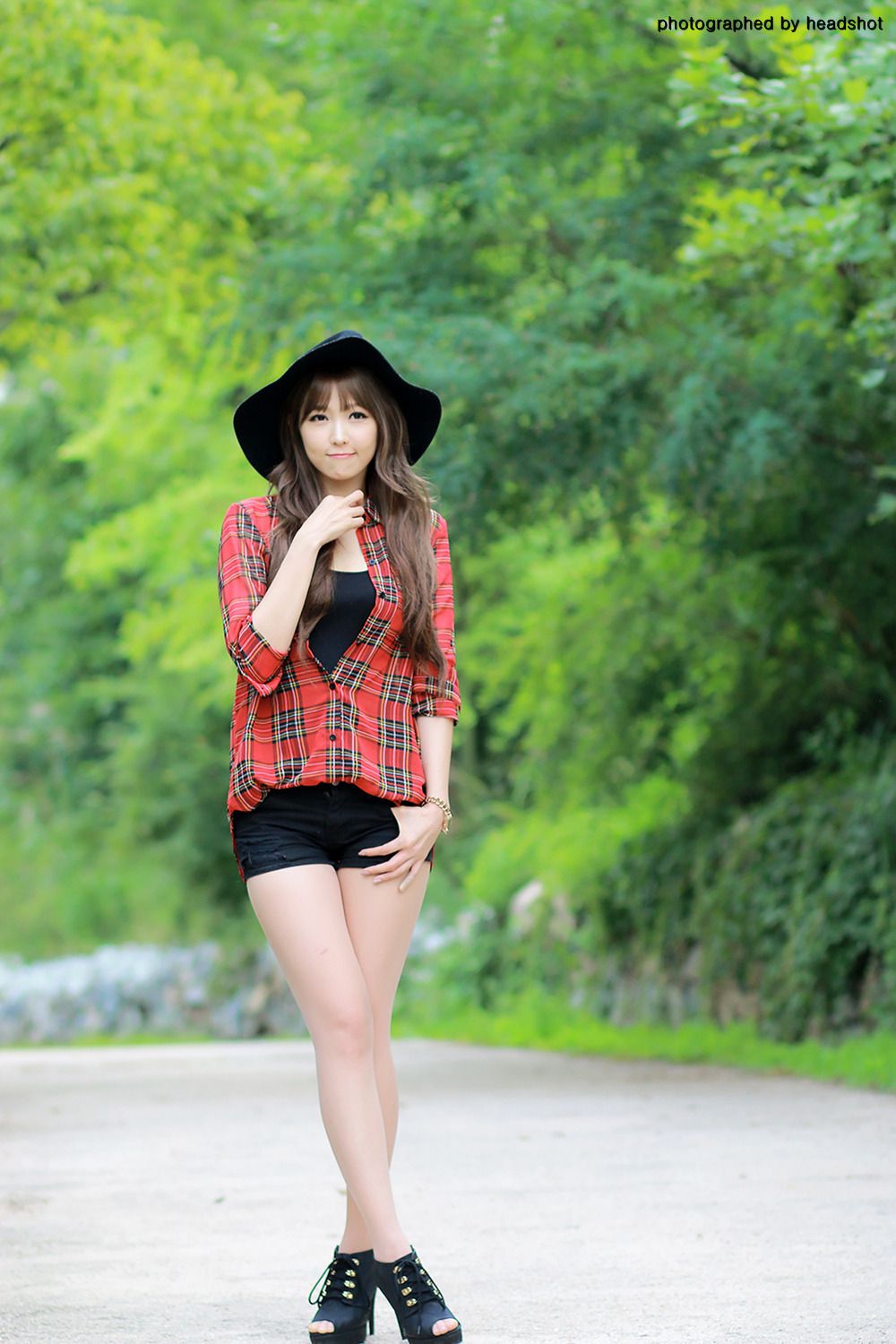 李二慧《公园热裤高跟街拍》-图13