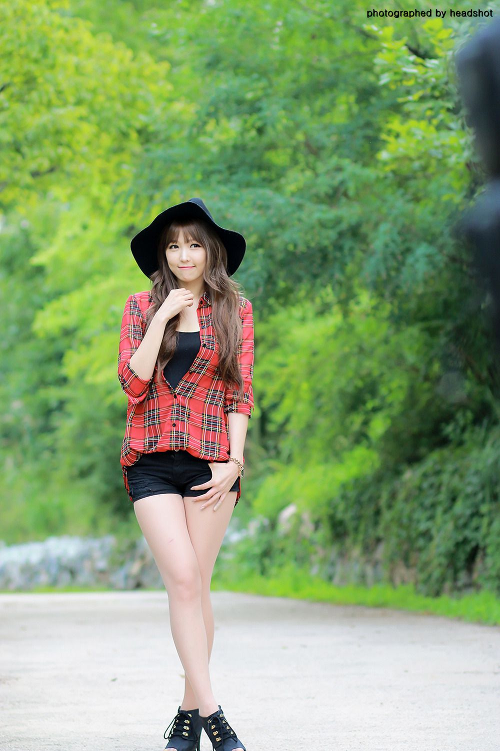 李二慧《公园热裤高跟街拍》-图15