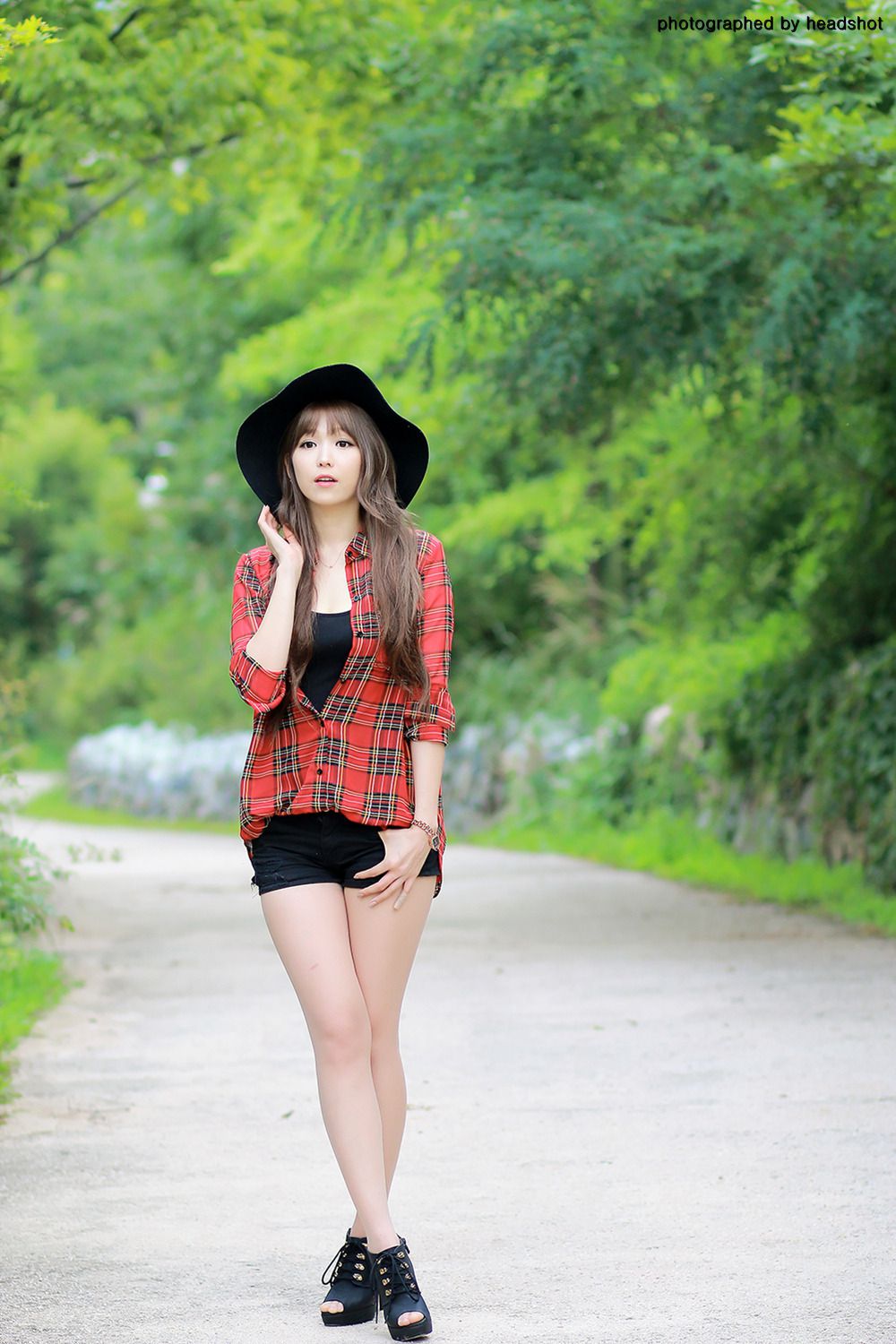 李二慧《公园热裤高跟街拍》-图16