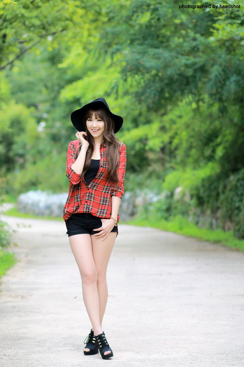 李二慧《公园热裤高跟街拍》-图17