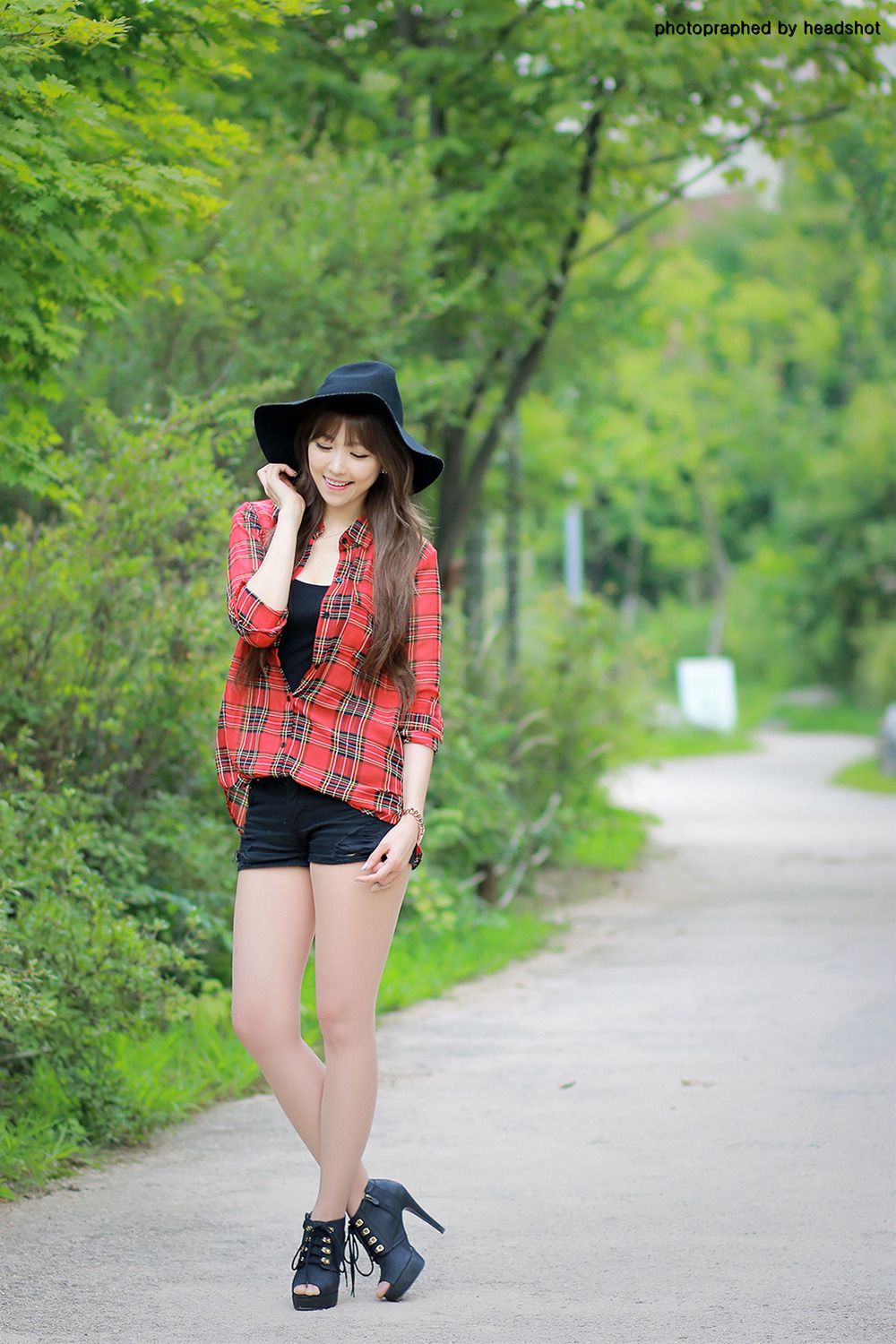 李二慧《公园热裤高跟街拍》-图18