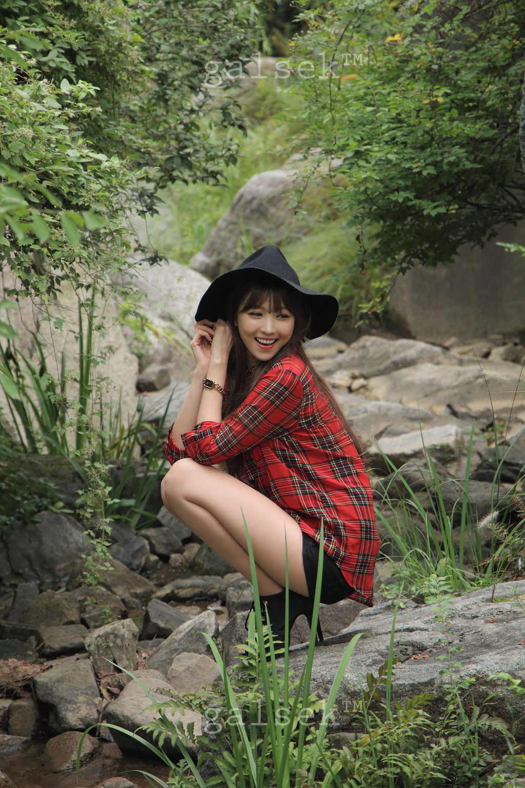 李二慧《公园热裤高跟街拍》-图1