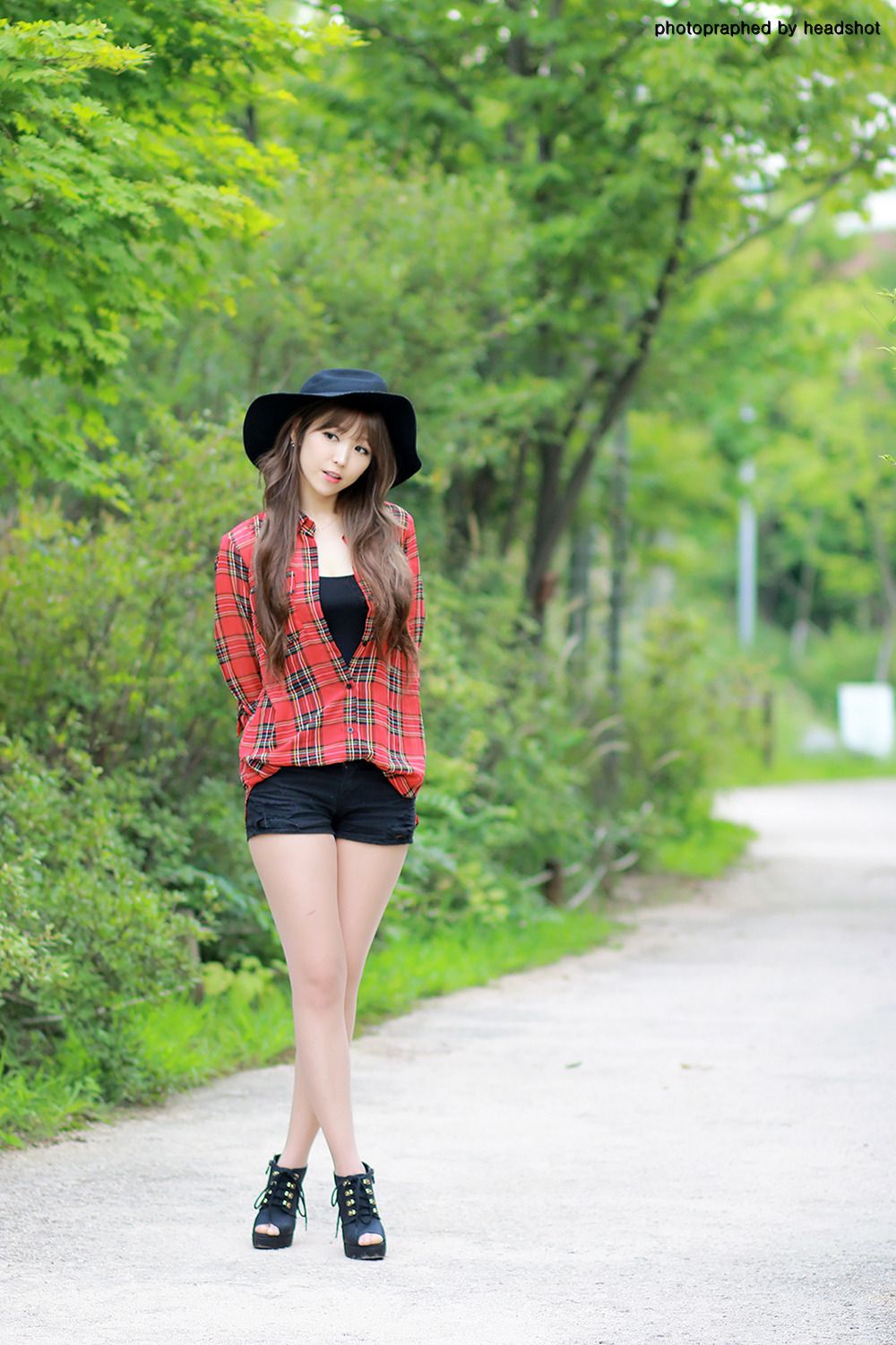 李二慧《公园热裤高跟街拍》-图19